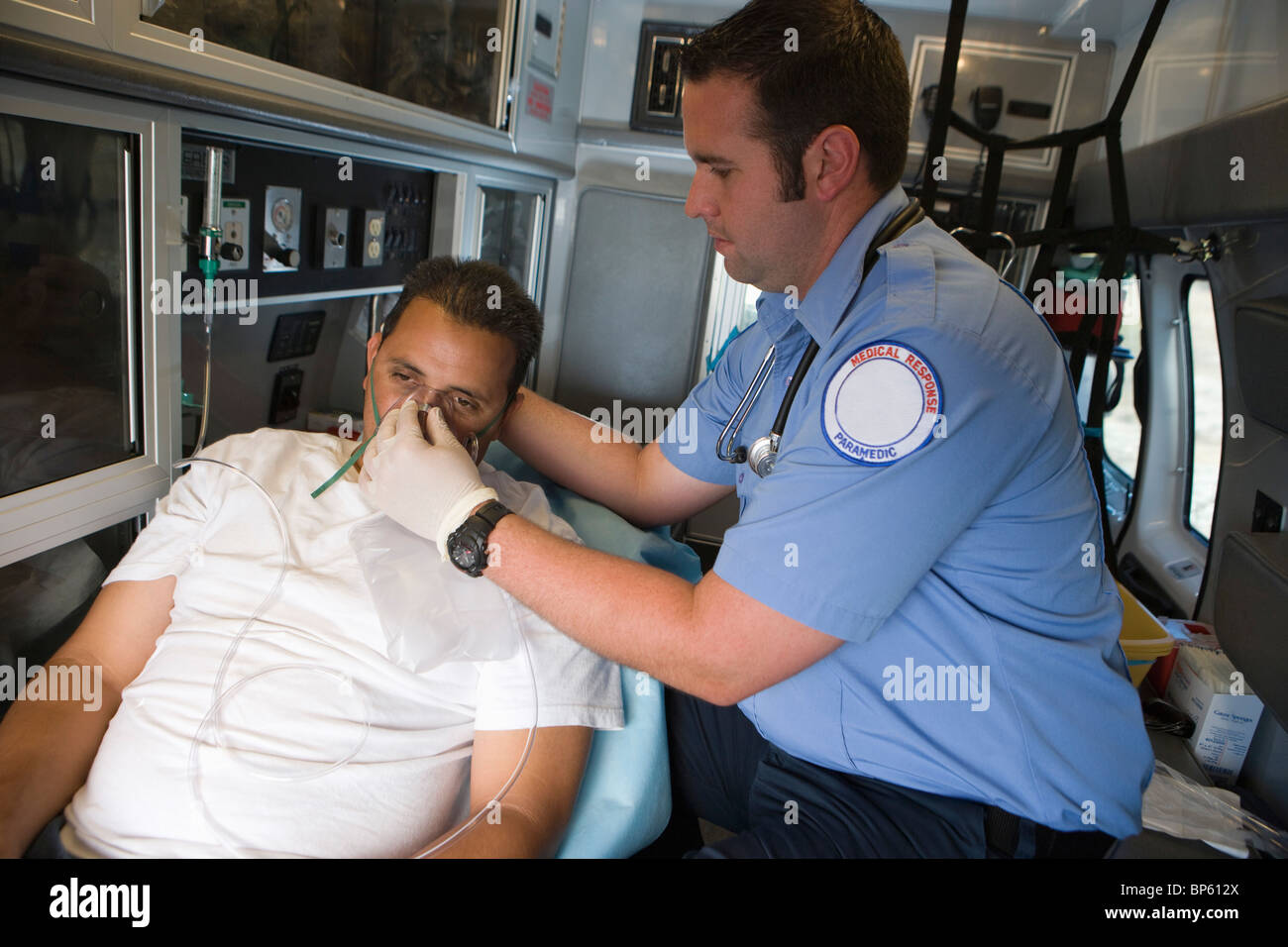 Ambulance ambulancier tendant victime dans Banque D'Images