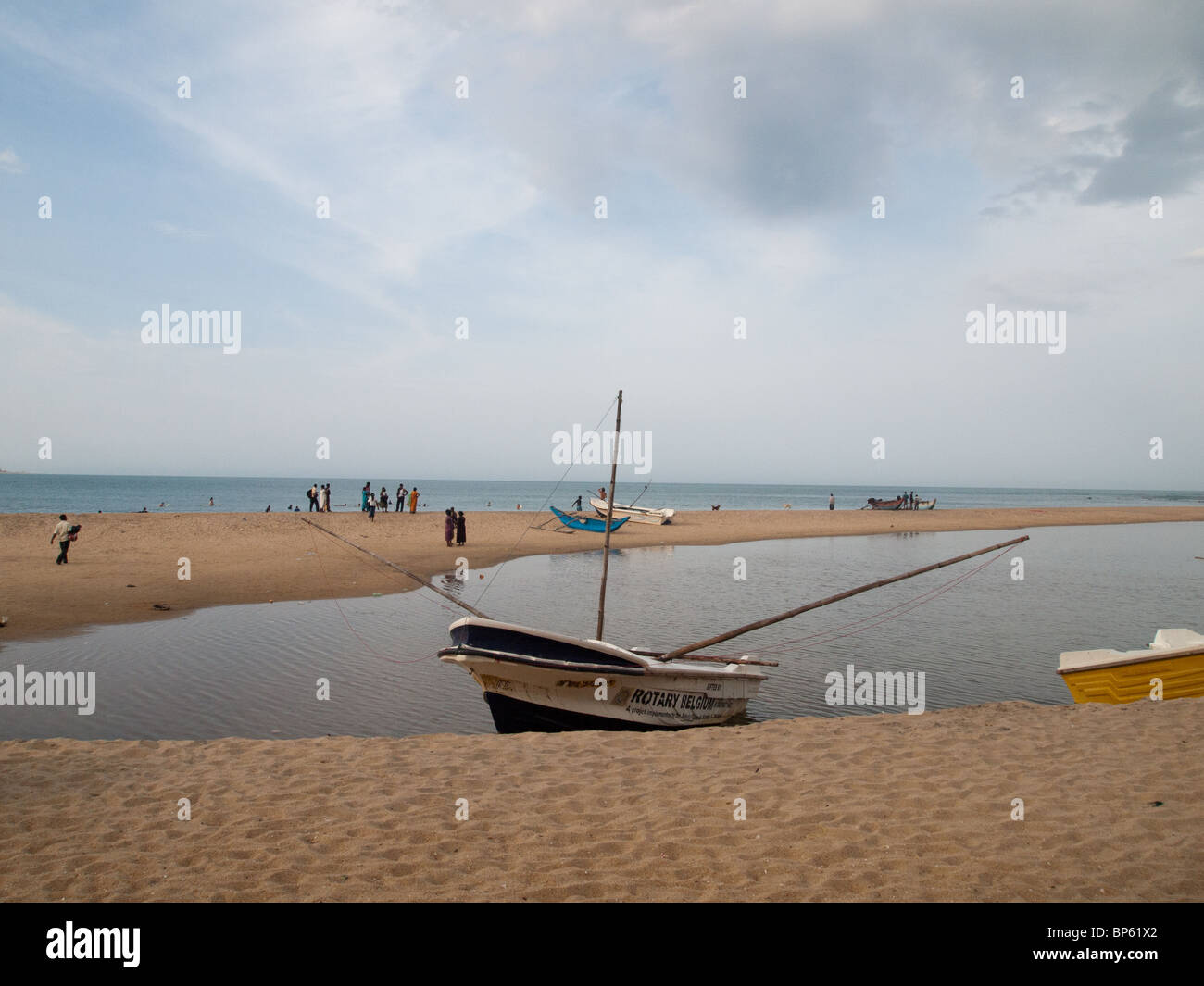 Le District d'Ampara, Sri Lanka, Arugam Bay, Pottuvil une petit village de pêche et de surf populaire resort. Bateau de pêche sur la rive Banque D'Images