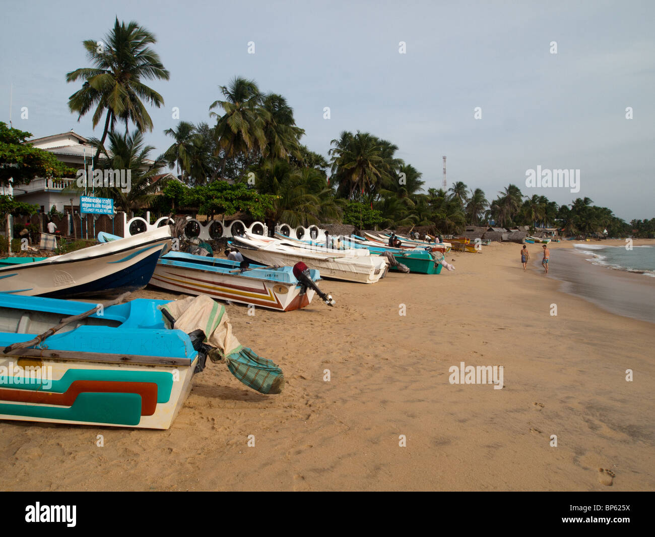 Le District d'Ampara, Sri Lanka, Arugam Bay, Pottuvil une petit village de pêche et de surf populaire resort. Bateau de pêche sur la rive Banque D'Images