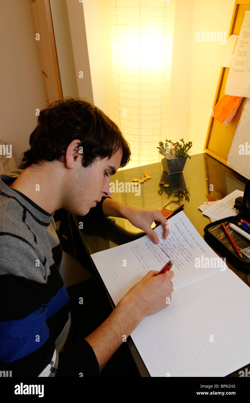Faire ses devoirs d'étudiants en langue française Banque D'Images