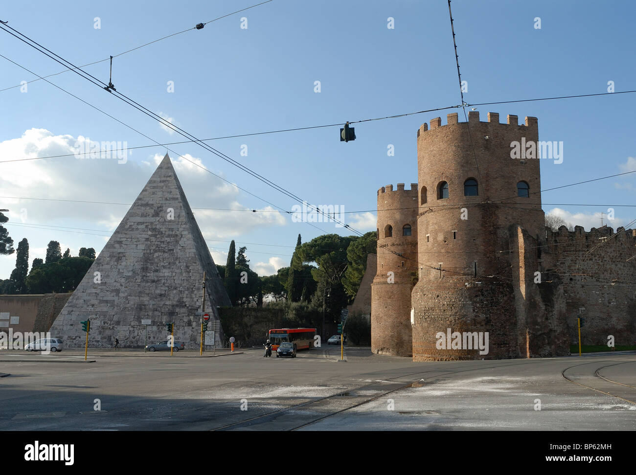 Piramide di Ponte Cestio & Porta San Paolo Piazza della Repubblica Rome Italie Banque D'Images