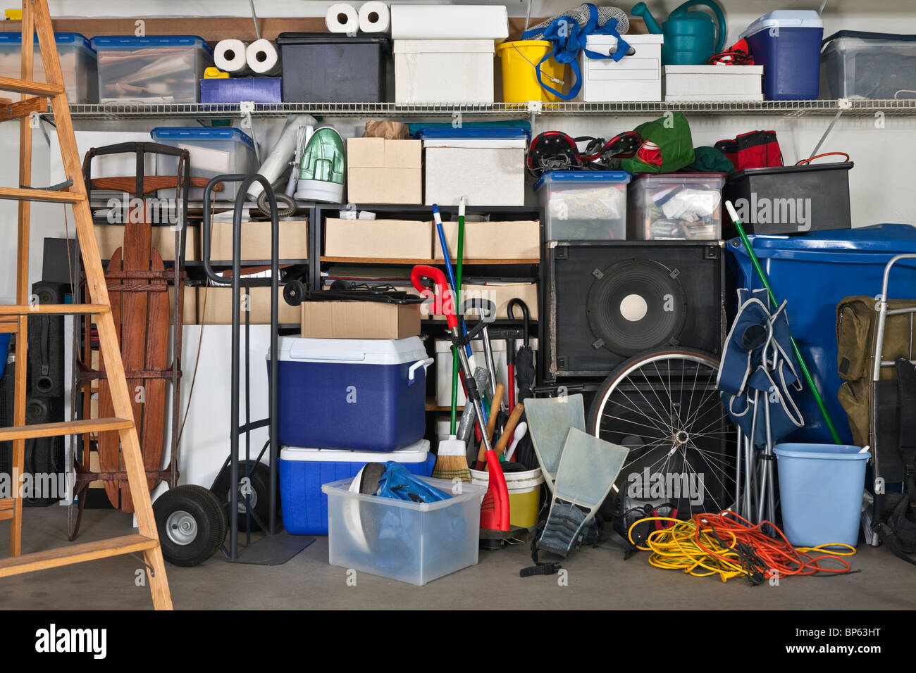 Garage de banlieue surchargés. Les boîtes, les glacières, les articles de sport et plus encore. Banque D'Images