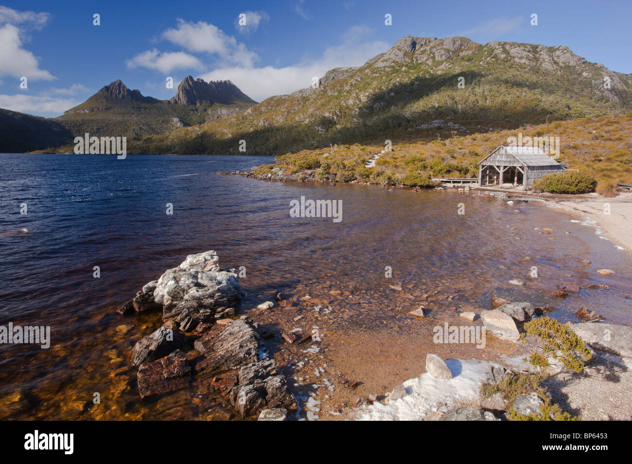 Bateau historique faite sur Dove Lake avec Cradle Mountain dans la Liste du patrimoine mondial Berceau Mountain-Lake St Clair National Park, dans le centre de la Tasmanie Banque D'Images