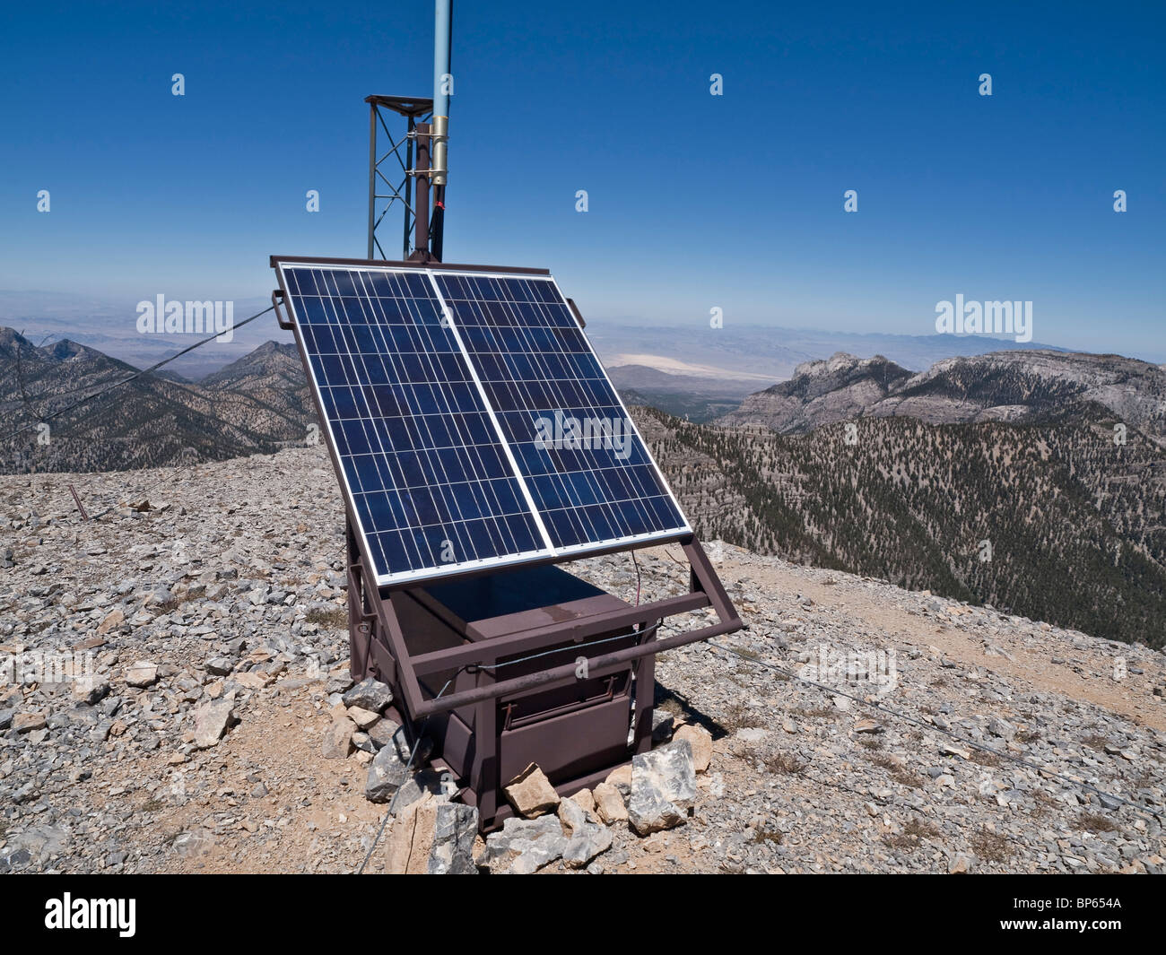 Météo solaire montagne station de communication au-dessus de 11 900 foor Mt. Charleston dans les déserts du Nevada. Banque D'Images