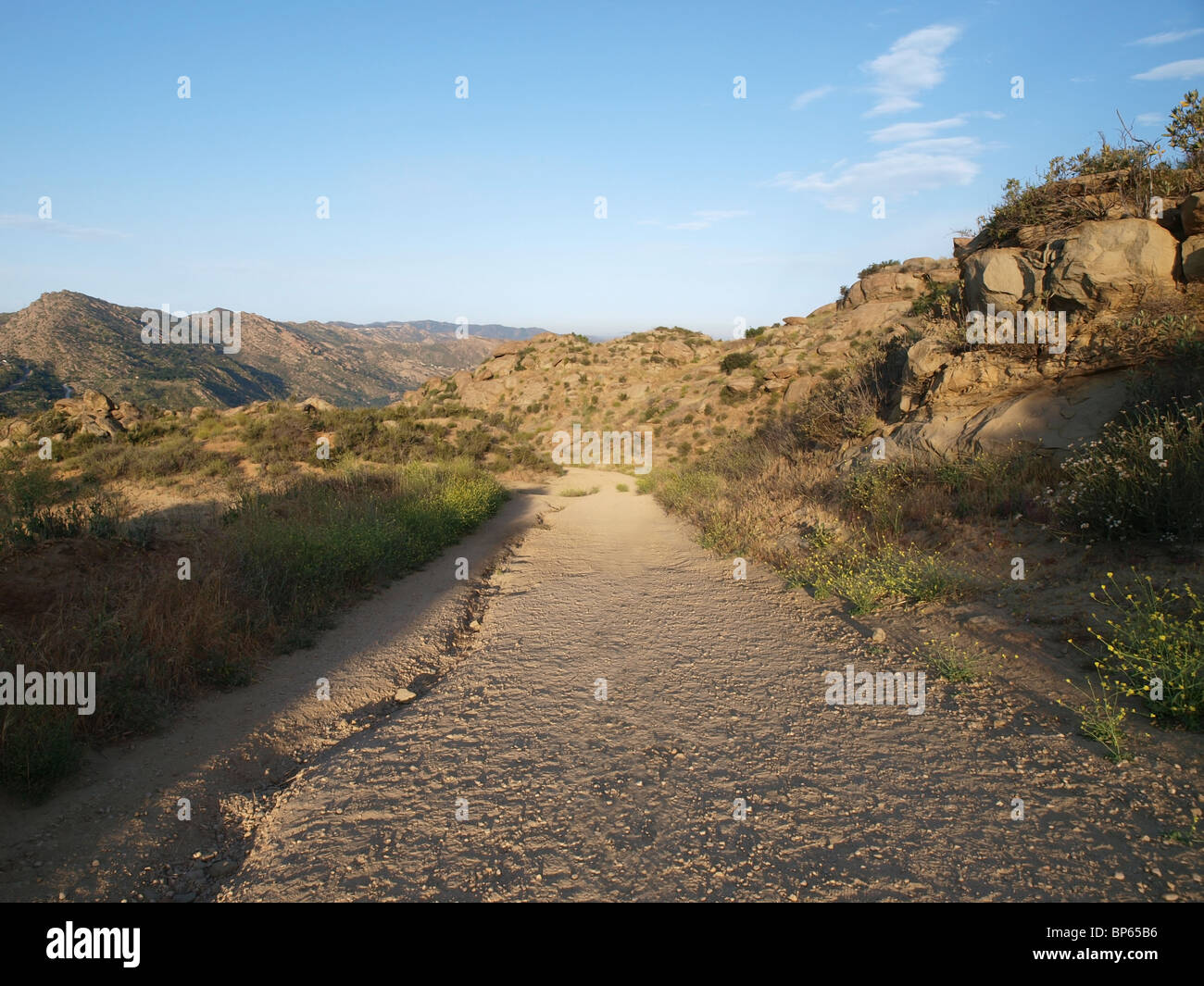 Lever la lumière sur piton rocheux Fire Road dans le sud de la Californie Banque D'Images