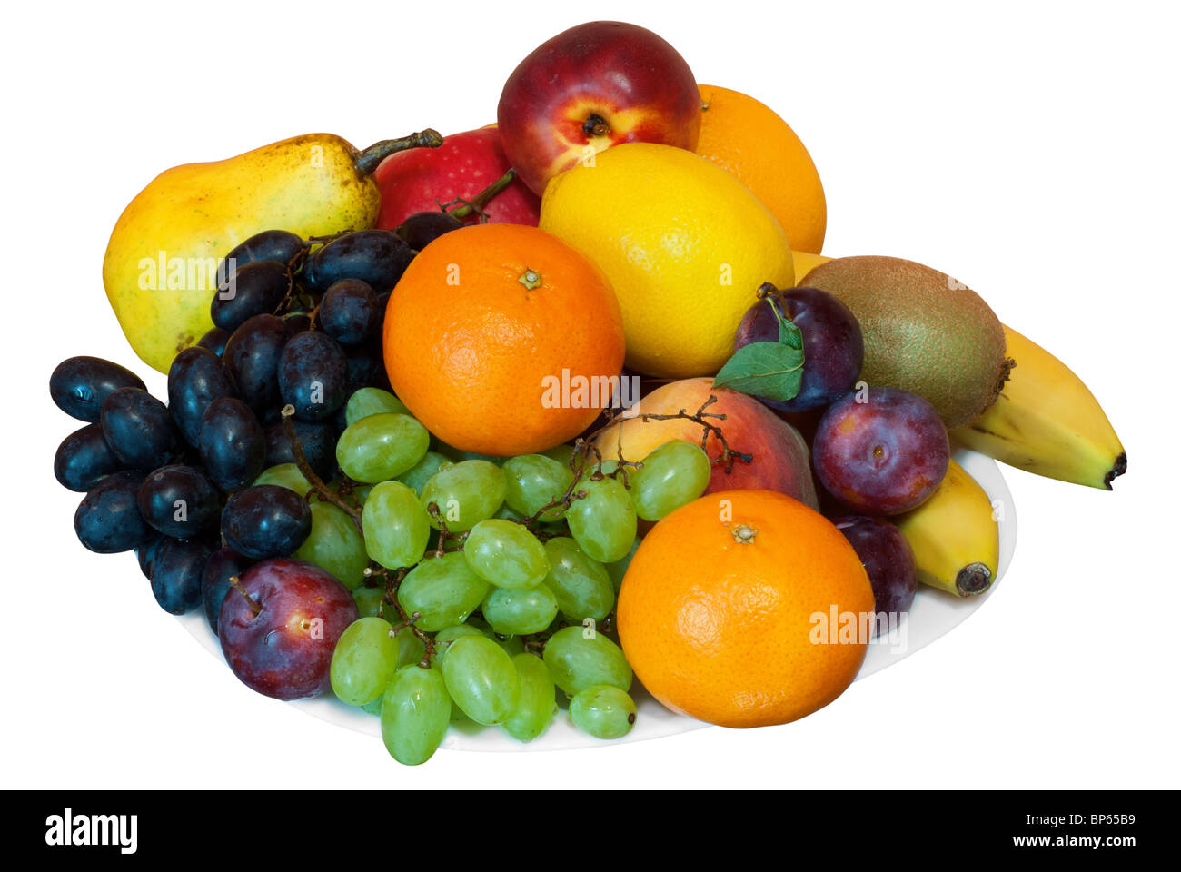 Fruits mûrs sur un plateau isolé sur fond blanc avec clipping path Banque D'Images