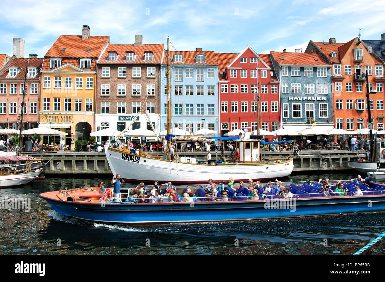 Bateau de croisière sur le canal, canal de Nyhaven, Copenhague (Kobenhavn), Royaume du Danemark Banque D'Images