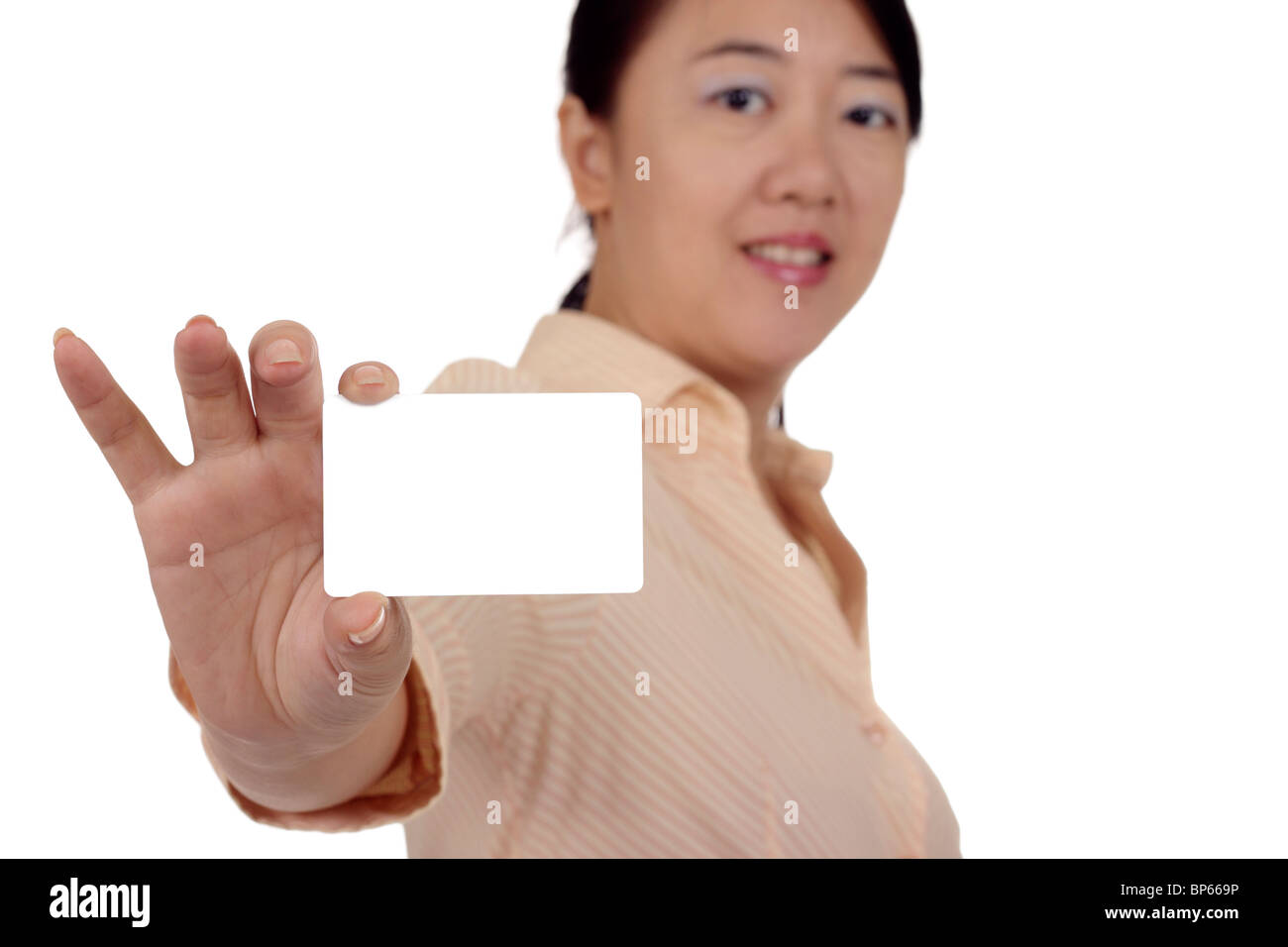 Une femme asiatique montrant une carte vierge. Chemin de détourage inclus. Banque D'Images