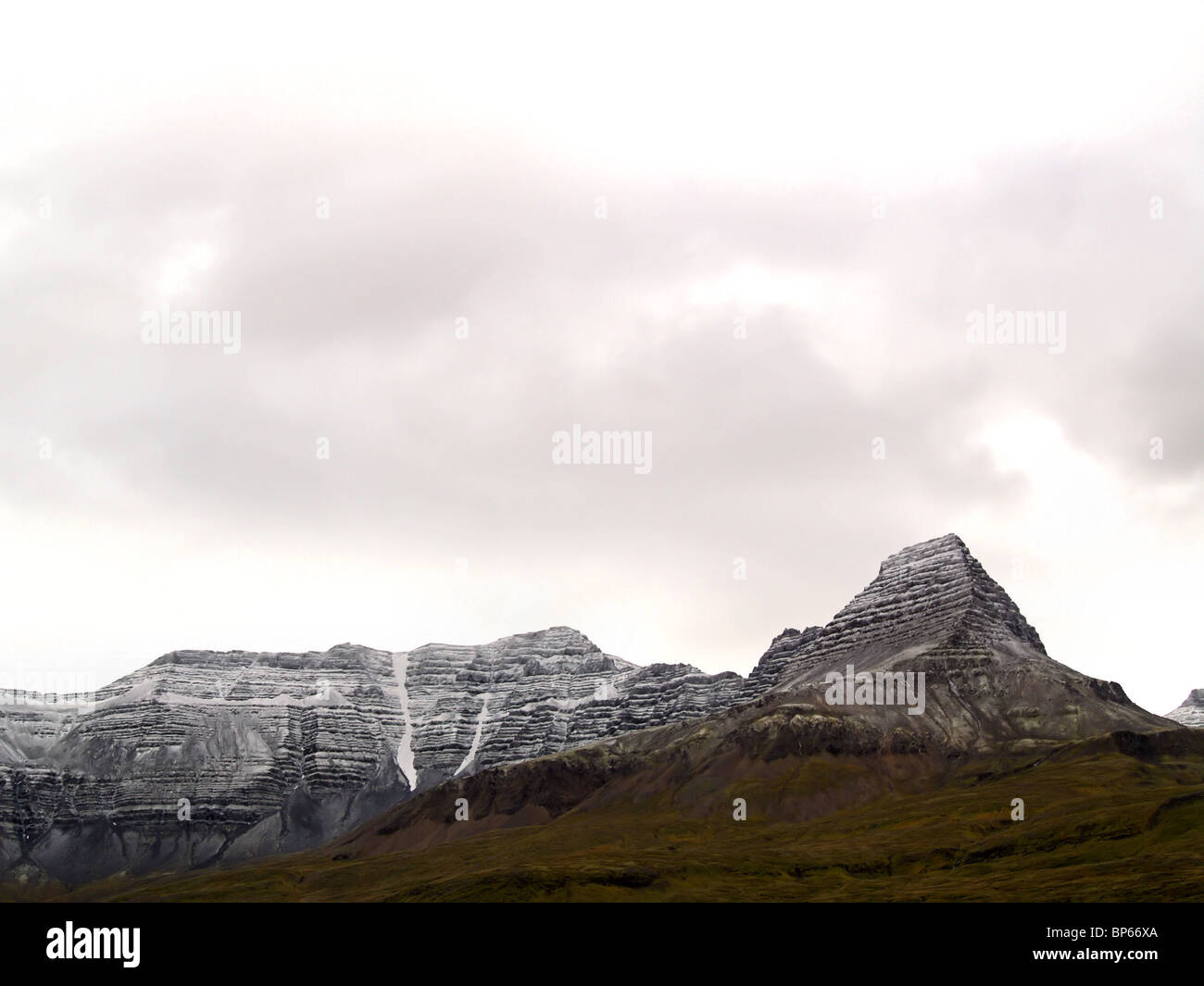 Le Skessuhorn La montagne au-dessus de l'Islande, l'Ouest en Borgarnes en automne, mais avec de la neige fraîche. Banque D'Images