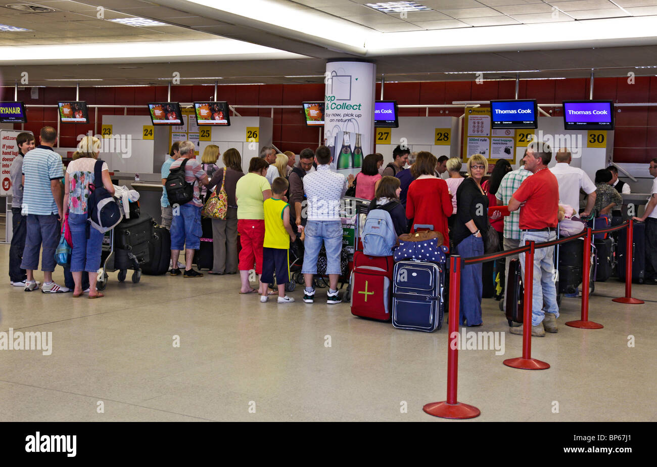 Des files d'attente de personnes (voyageurs) à l'arrivée de Thomas Cook dans un bureau à l'aéroport d'Édimbourg, Écosse, Royaume-Uni, Grande Bretagne Banque D'Images