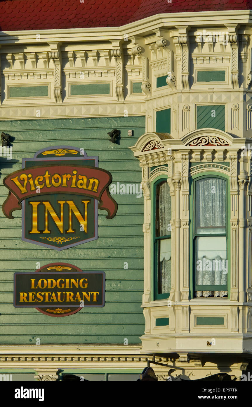 Détail de l'ère victorienne rococo sur le Victorian Inn, au centre-ville de Ferndale, California Banque D'Images