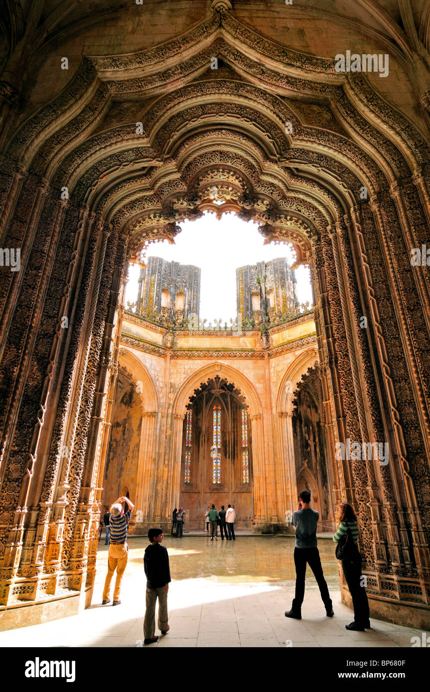 Le Portugal, Batalha : touristes se rendant sur le 'Capelas Imperfeitas" de monastère Santa Maria da Victoria Banque D'Images