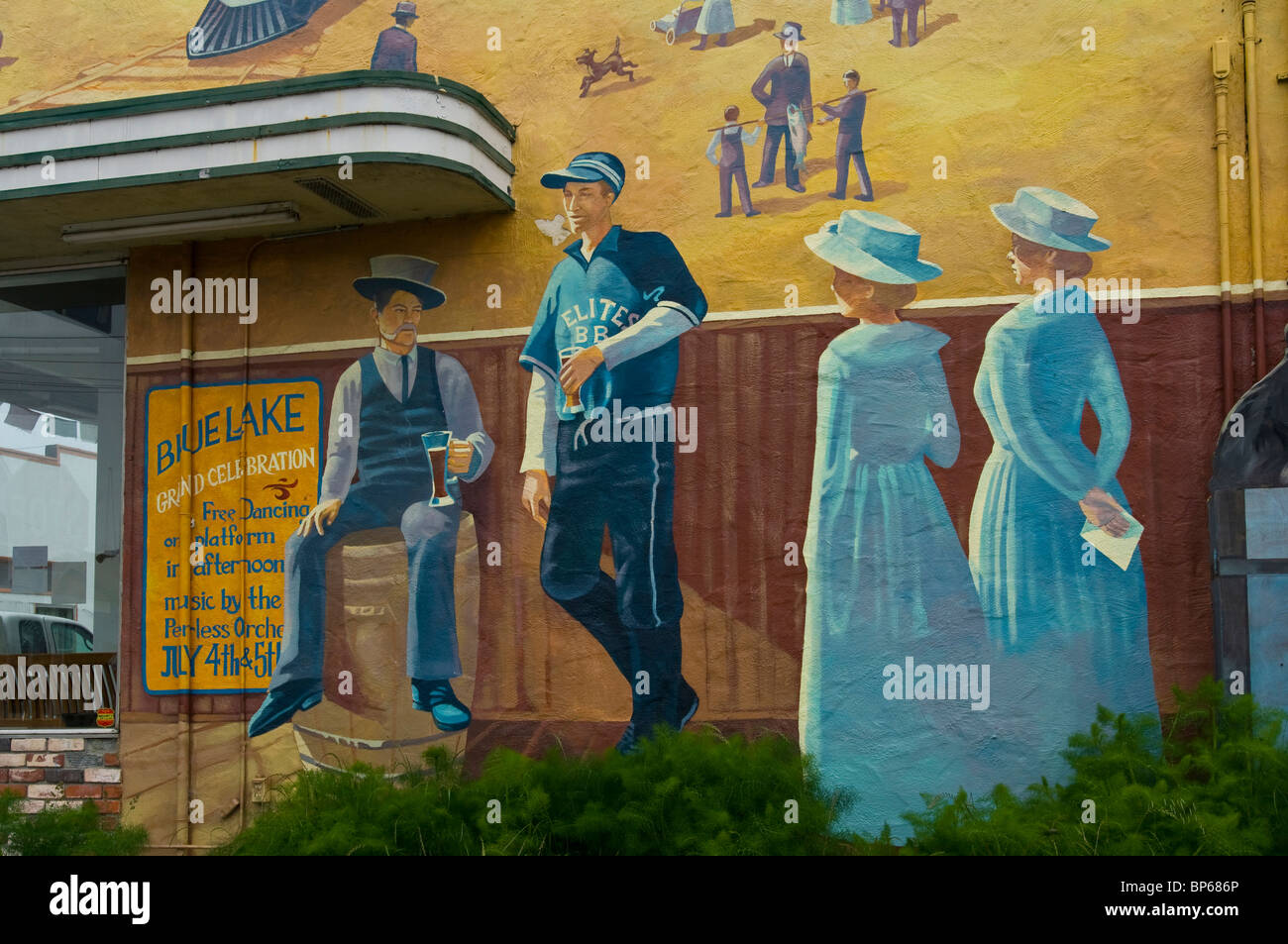 Photo murale peinte montrant la vie de l'ère victorienne dans le début des années 1900, Blue Lake, comté de Humboldt, en Californie Banque D'Images