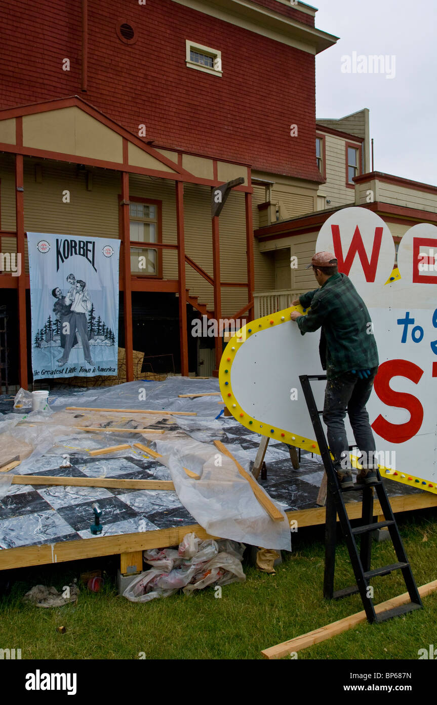 Set Builder la construction d'un signe pour une scène extérieure jouer au théâtre dell Arte, Blue Lake, Californie Banque D'Images