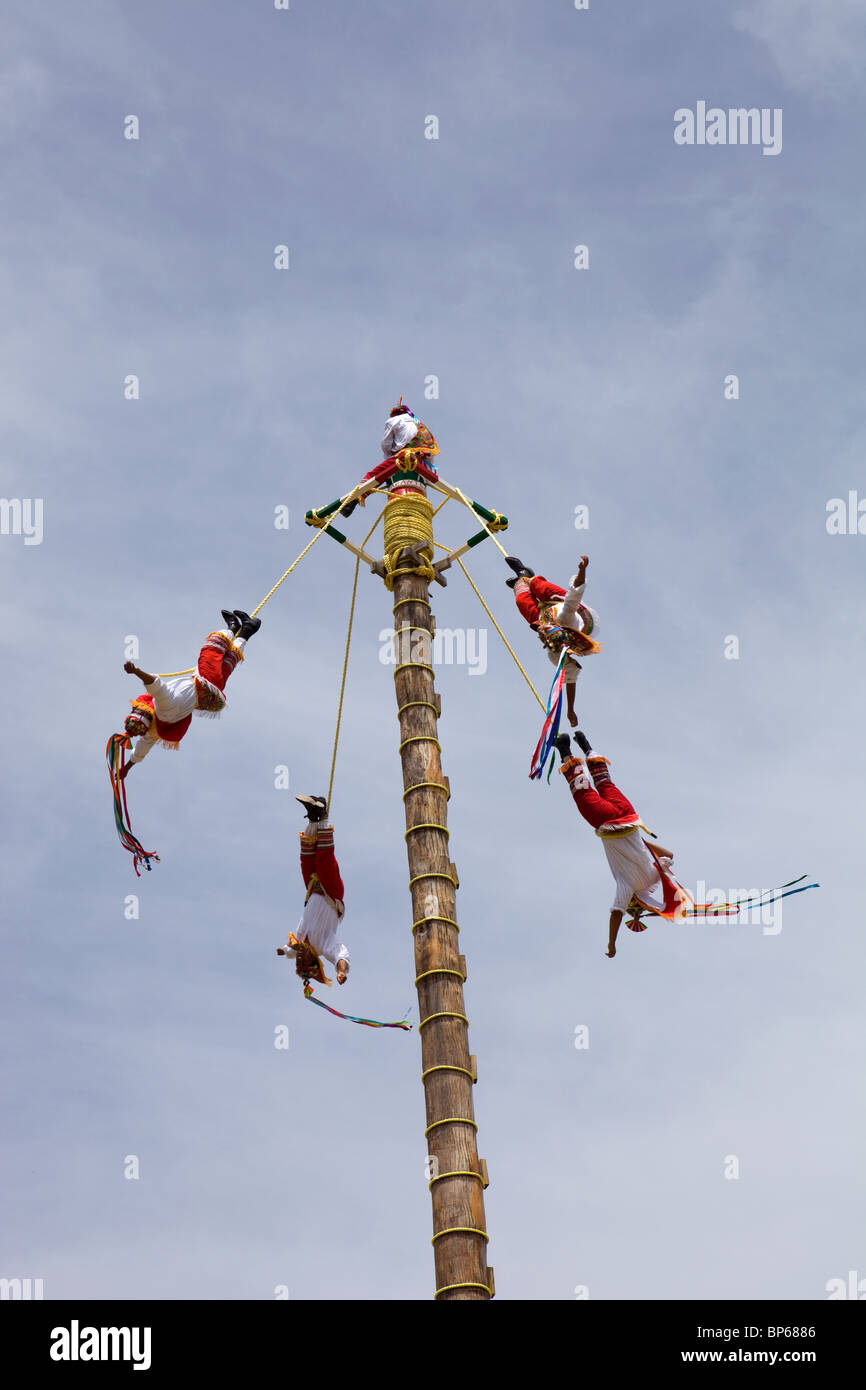 Danse de Los Voladores totonaques, effectuer l'ancien rituel le 10 août 2010 à Tulum, Mexique Banque D'Images