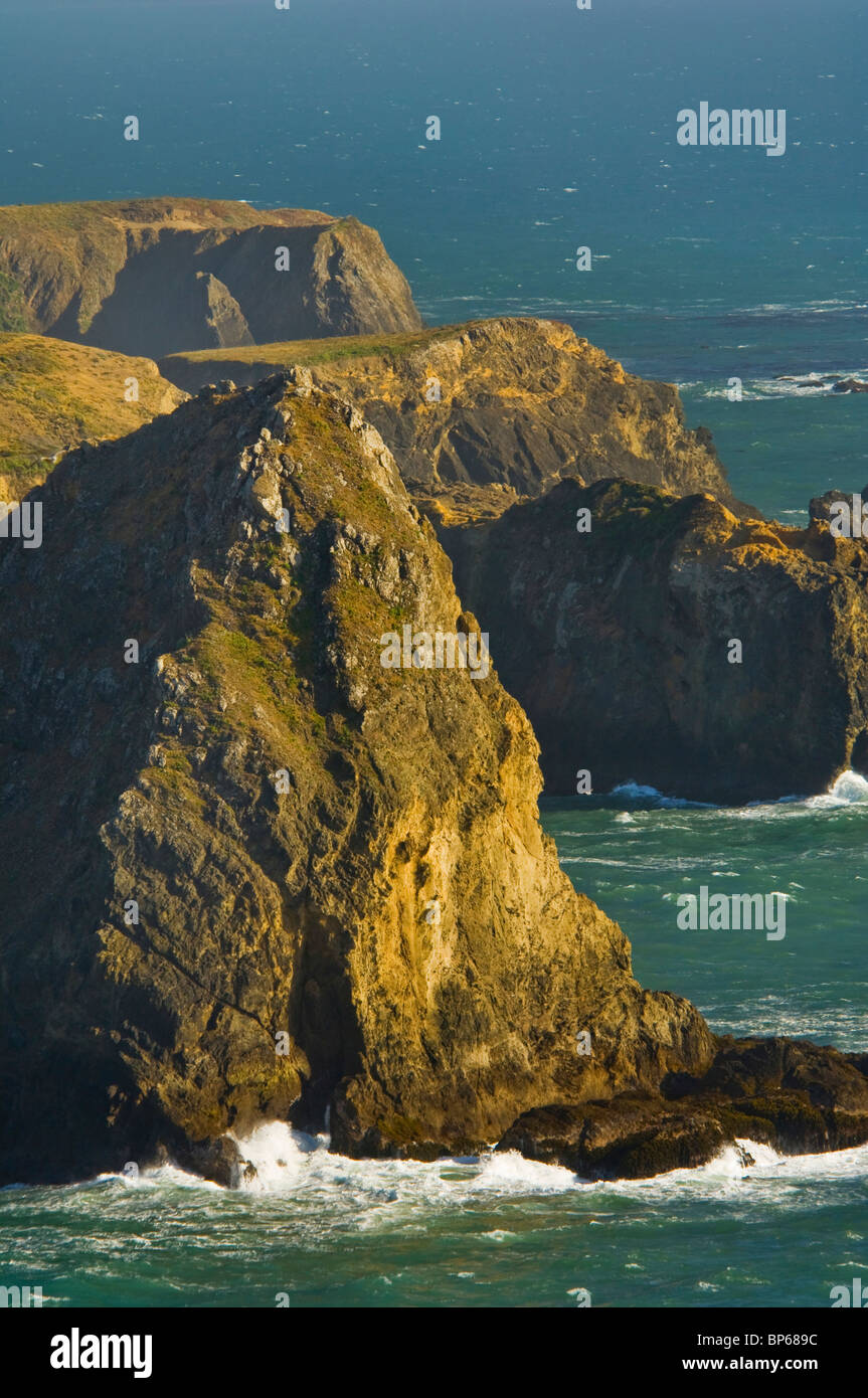 Les falaises rocheuses et accidentées et bluffs près de Elk, Mendocino County, Californie Banque D'Images