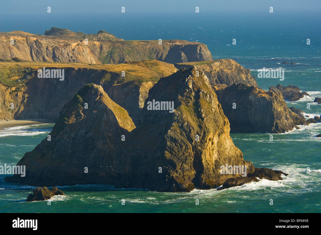 Les falaises rocheuses et accidentées et bluffs près de Elk, Mendocino County, Californie Banque D'Images