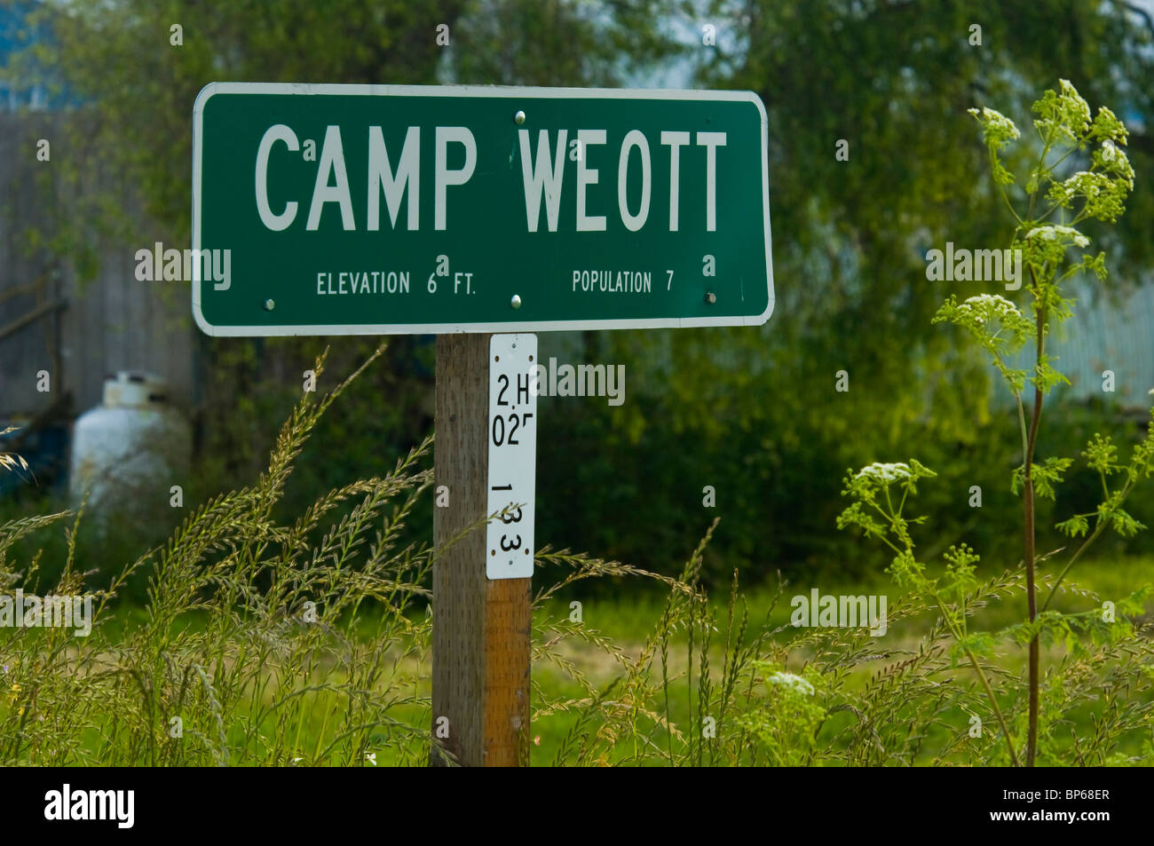 La population de la ville de CAMP WEOTT et signe d'élévation, près de Ferndale, California Banque D'Images