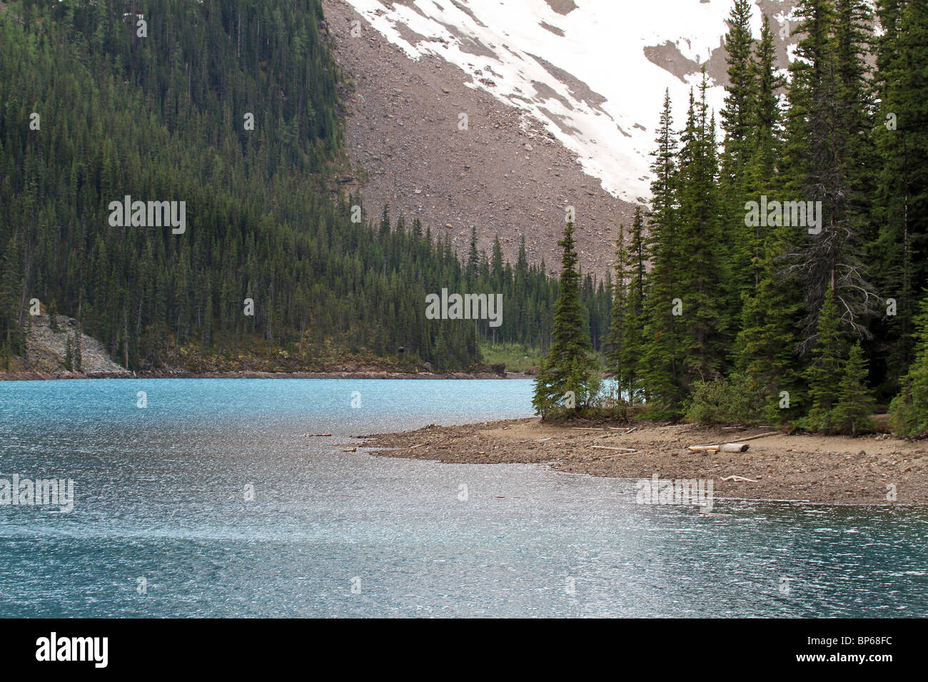 Blue Green Mountain lac glaciaire avec la forêt et la neige. Banque D'Images