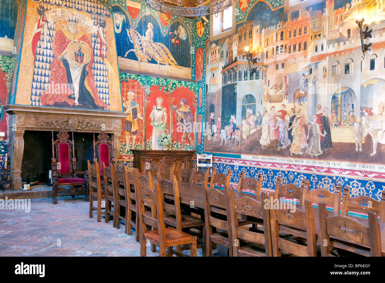 Grande salle à manger. Castello di Amorosa. Napa Valley, Californie. Parution de la propriété Banque D'Images