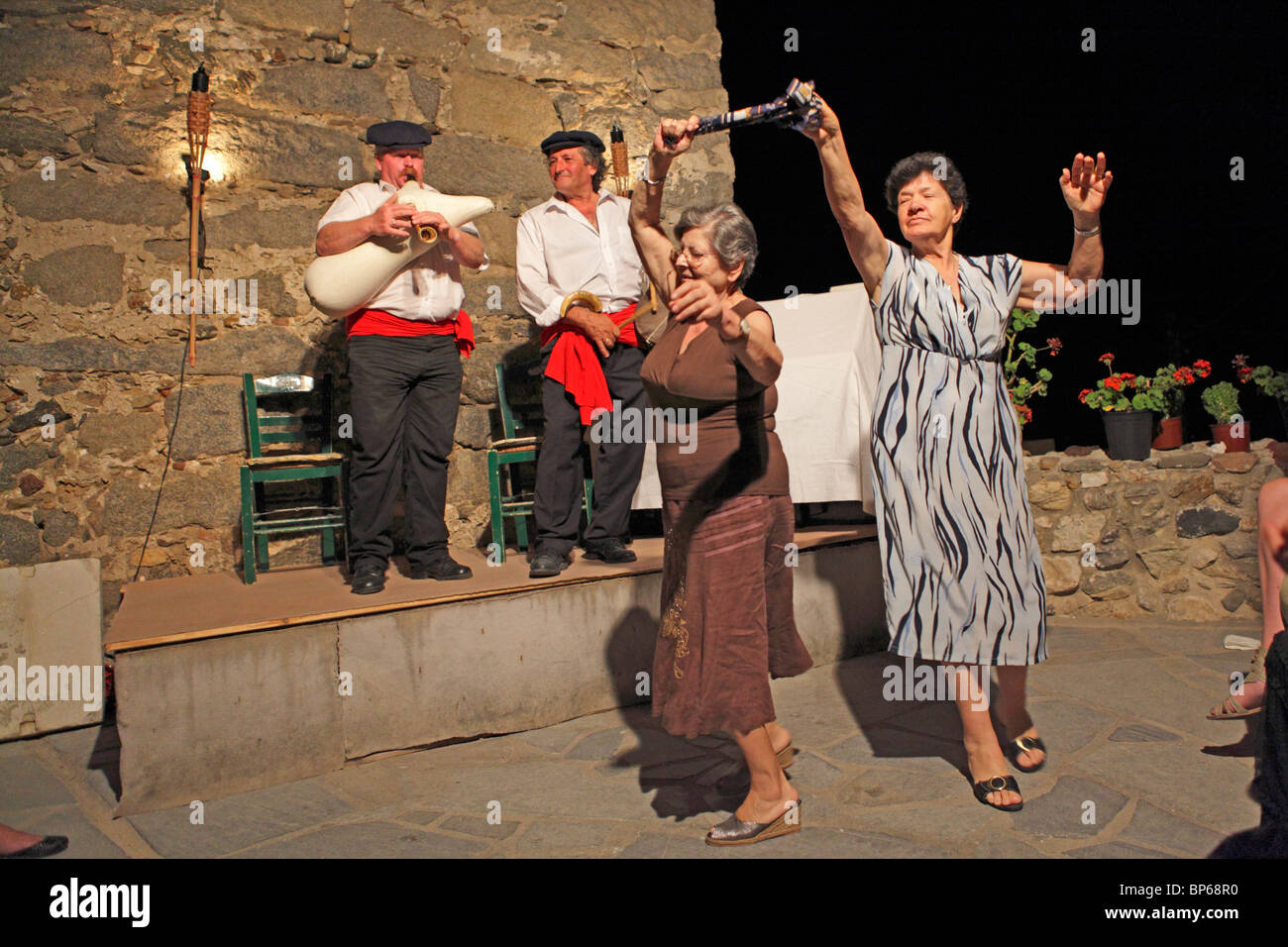 La danse traditionnelle au château vénitien, la ville de Naxos, l'île de Naxos, Cyclades, Mer Égée, Grèce Banque D'Images