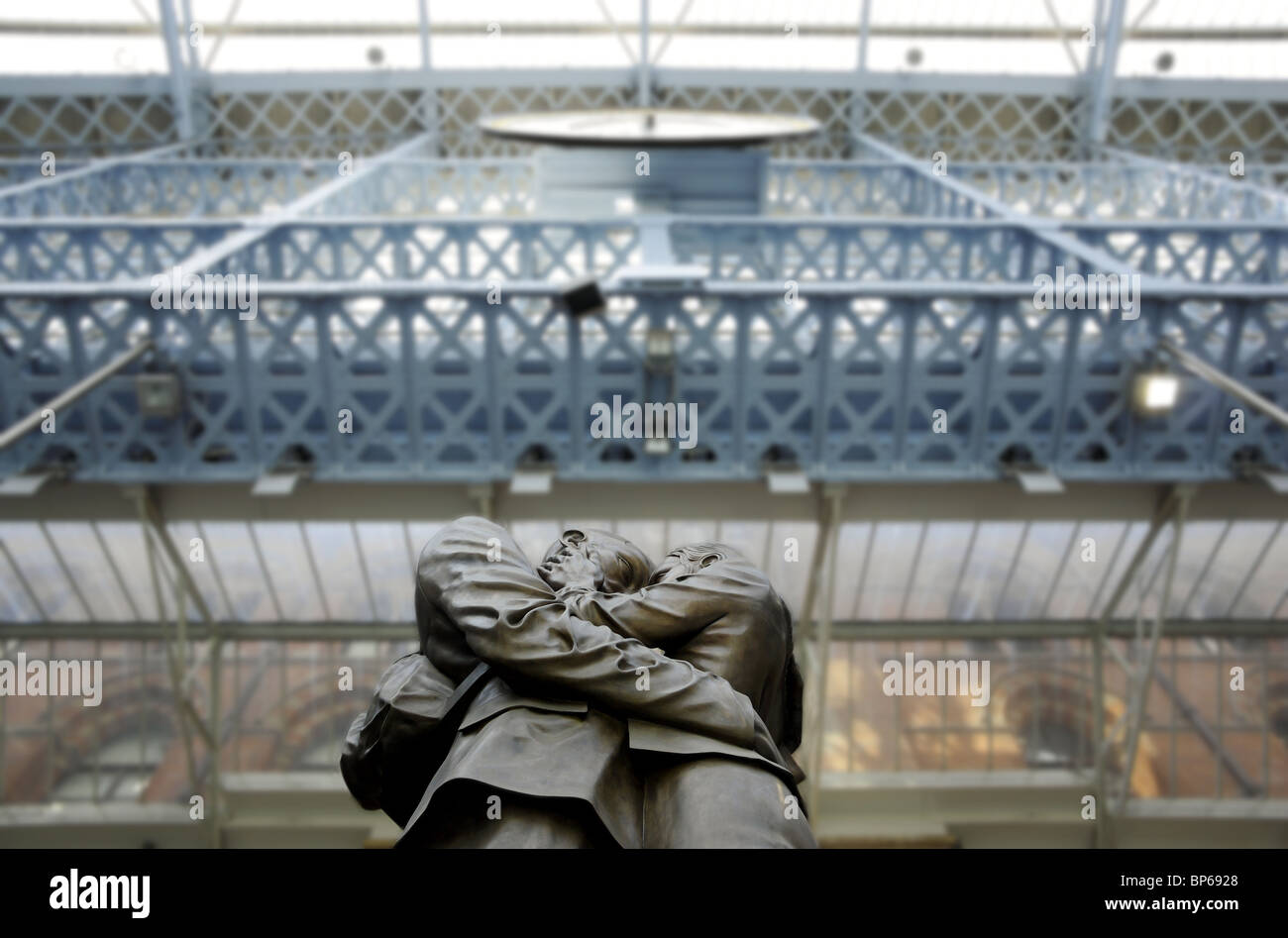 Le lieu de rencontre statue de St Pancras International, Eurostar terminal services ferroviaires Banque D'Images