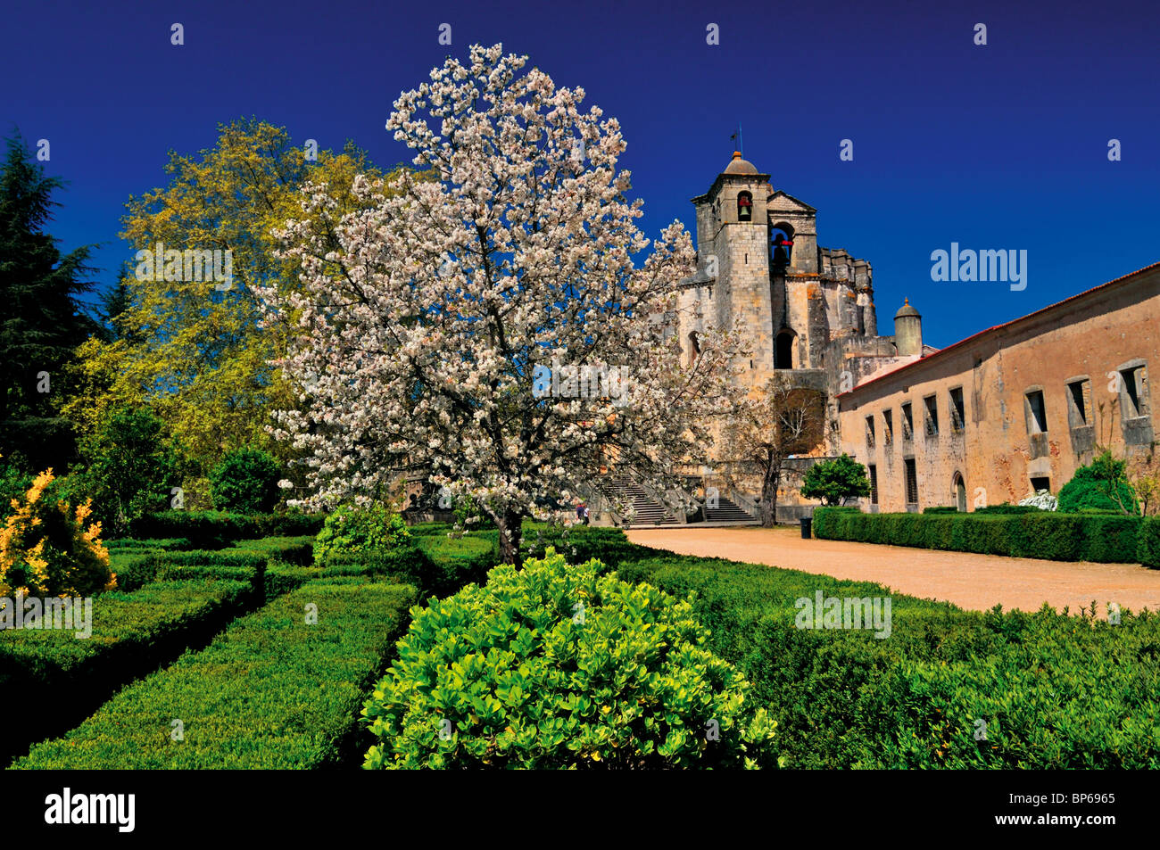 Portugal : Jardin et église de la Convento do Cristo à Tomar Banque D'Images