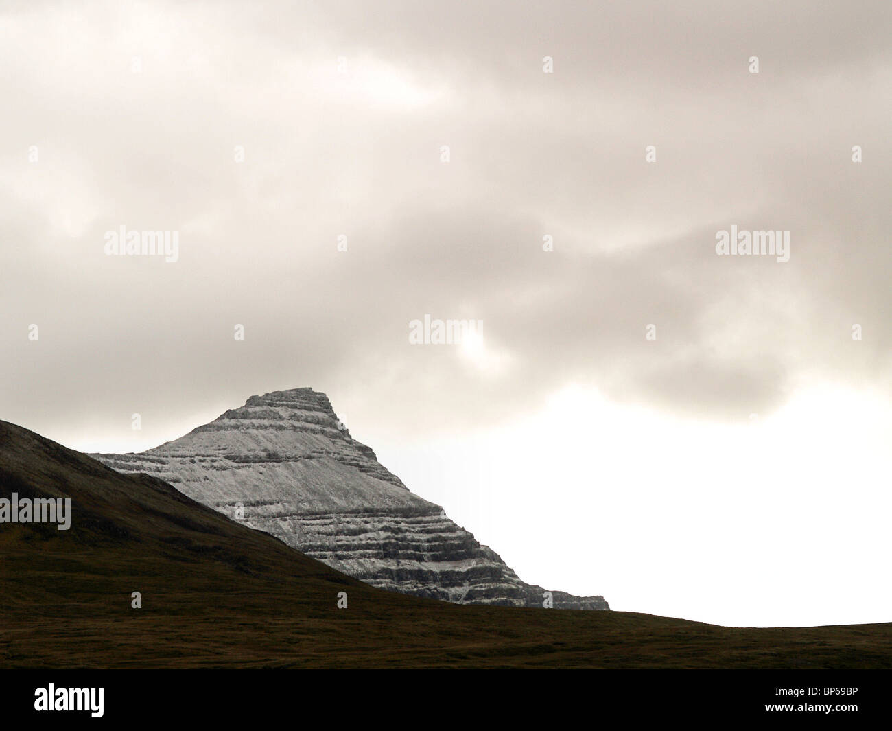 Le Skessuhorn La montagne au-dessus de l'Islande, l'Ouest en Borgarnes en automne, mais avec de la neige fraîche. Banque D'Images