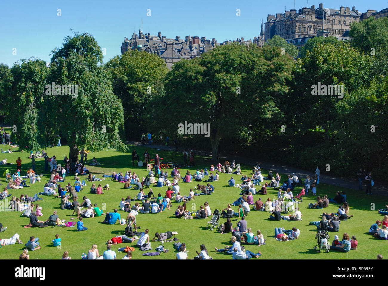 Le Festival d'Édimbourg en foule dans un spectacle gratuit et le soleil dans les jardins de Princes Street. Banque D'Images