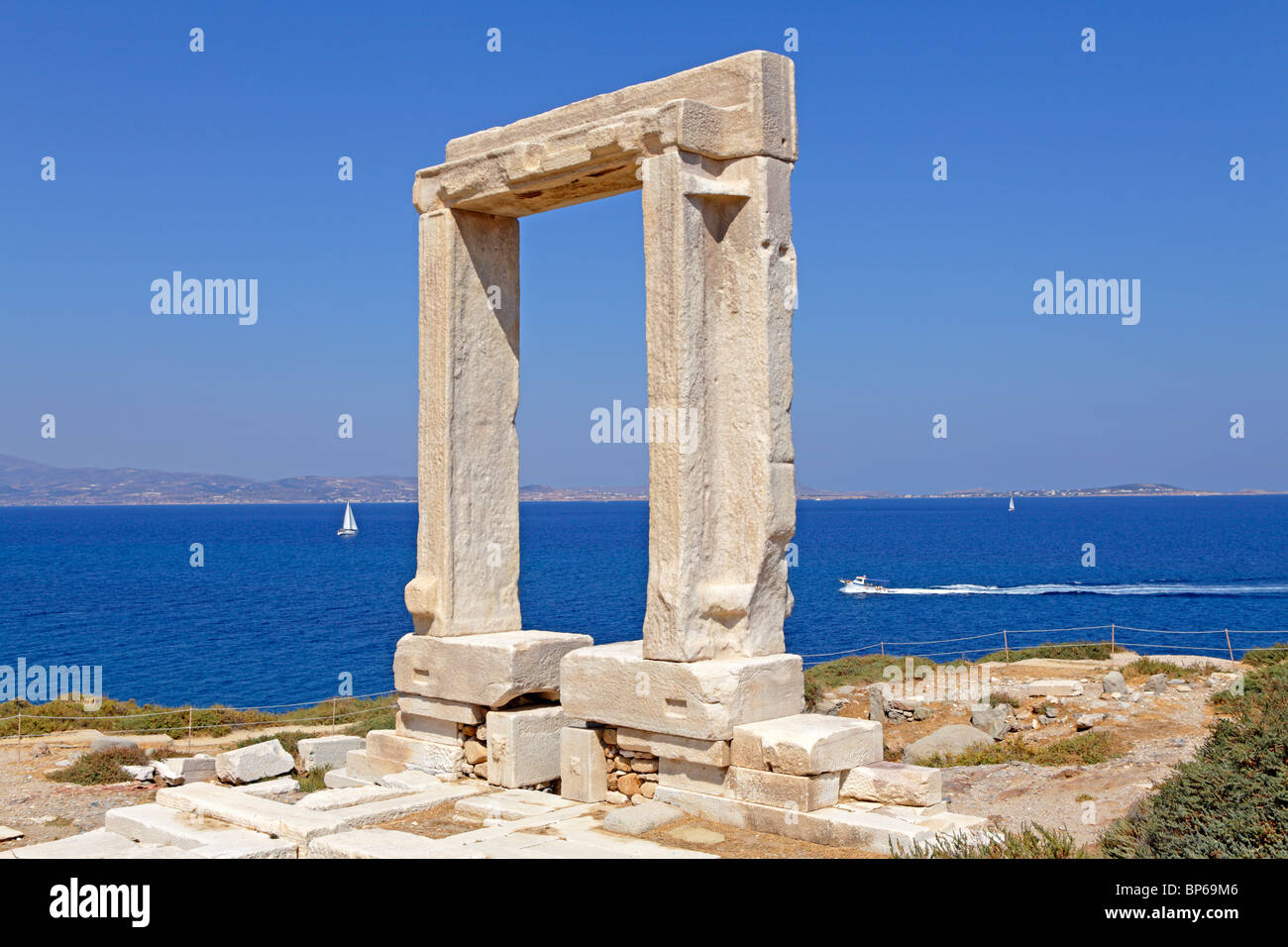 La porte du temple, Portara, la ville de Naxos, l'île de Naxos, Cyclades, Mer Égée, Grèce Banque D'Images