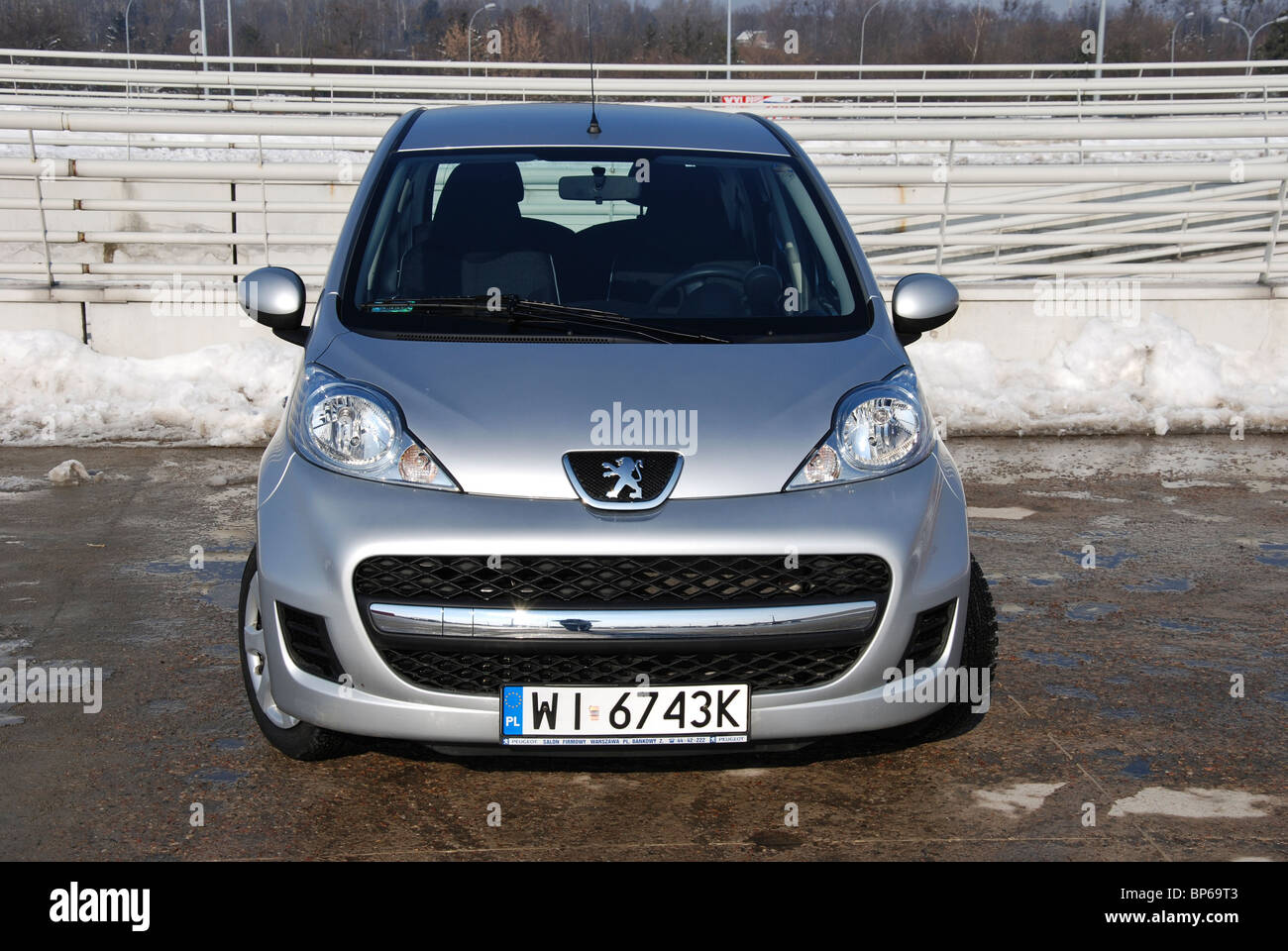 Peugeot 107 1.0 - 2008 (FL) - argent métallisé - trois portes (3D) - Français berline citadine, un segment sur l'espace parc -, l'hiver Banque D'Images