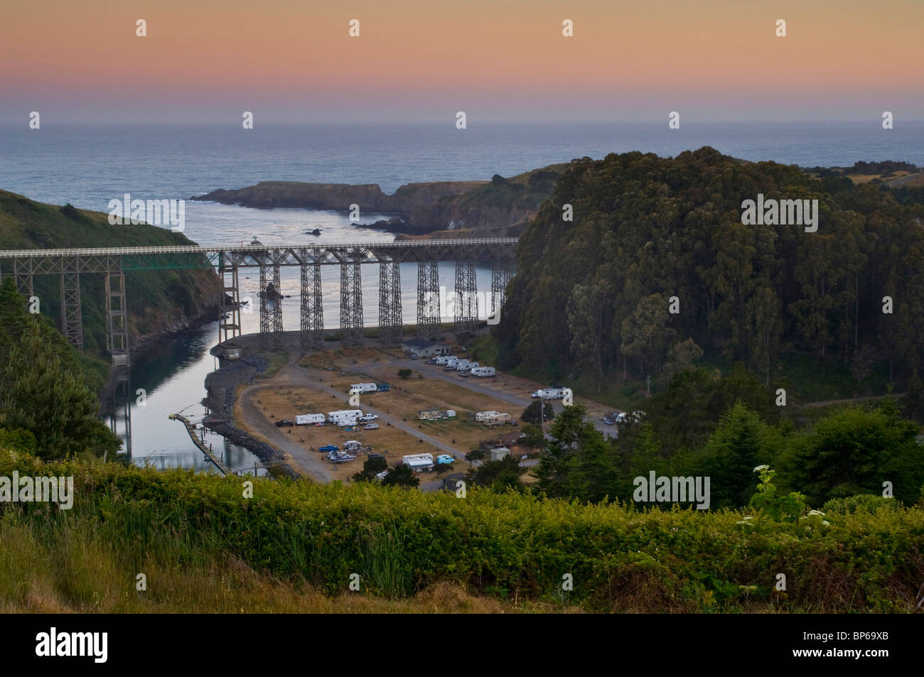 Ci-dessous de camping le pont sur la rivière au lever du soleil, Albion Albion, dans le comté de Mendocino Coast, Californie Banque D'Images