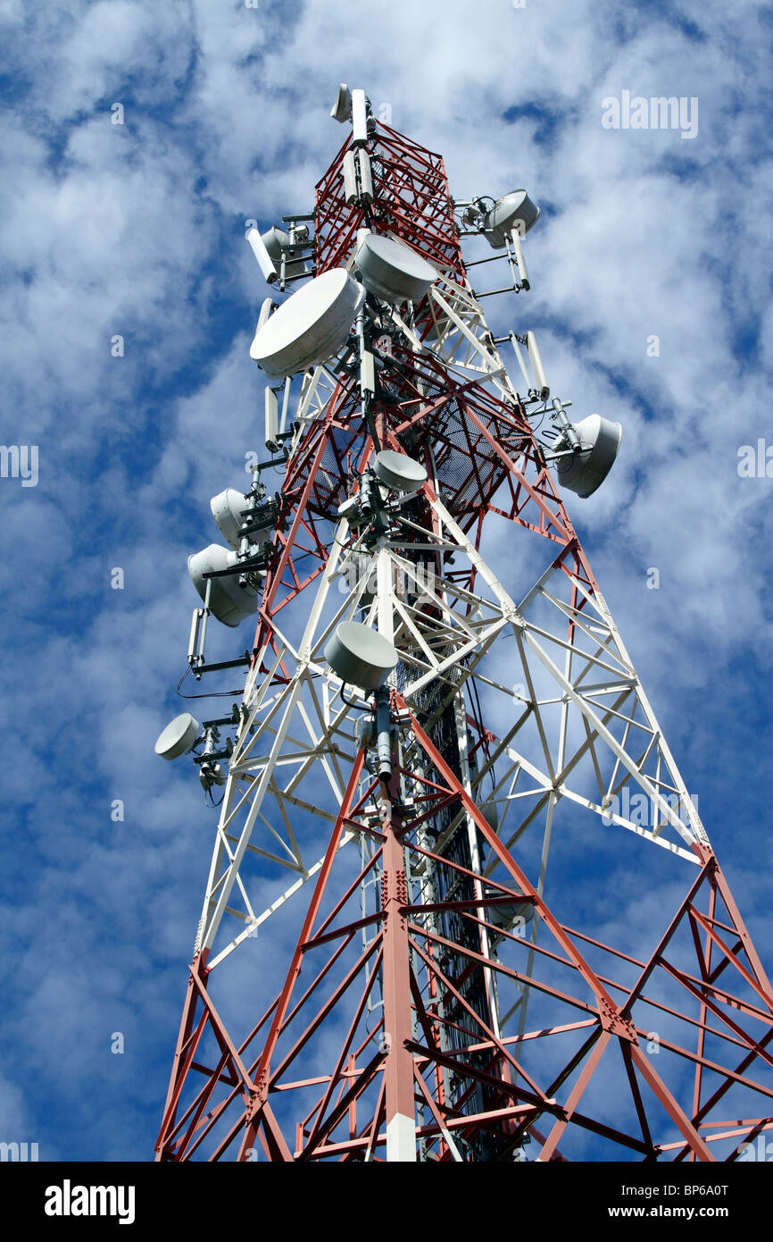 Une tour de télécommunications, vu de sa base Banque D'Images