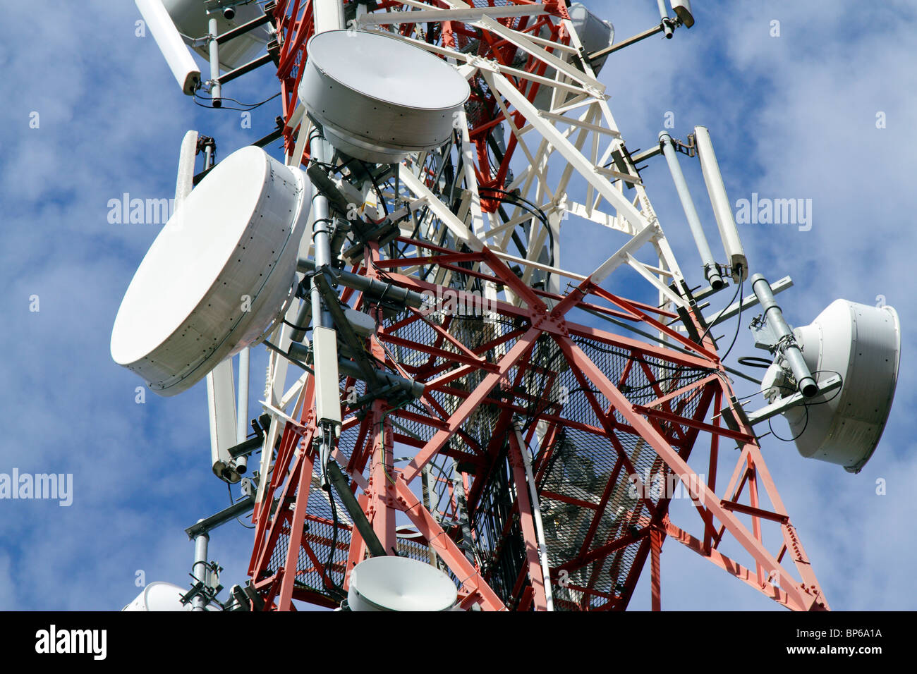 Close-up d'une tour de télécommunication avec des nuages Banque D'Images
