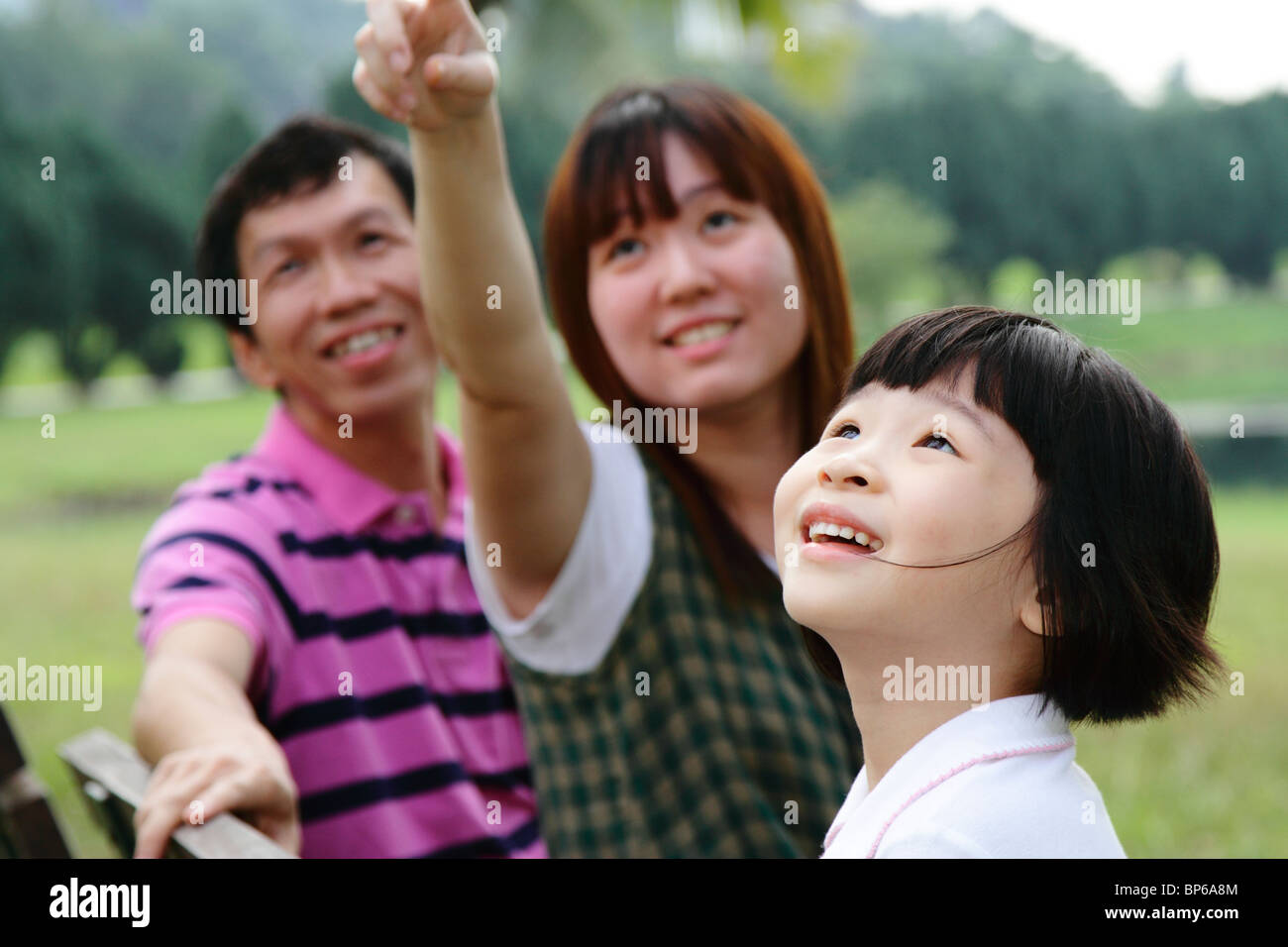 Une famille asiatique dans un parc Banque D'Images