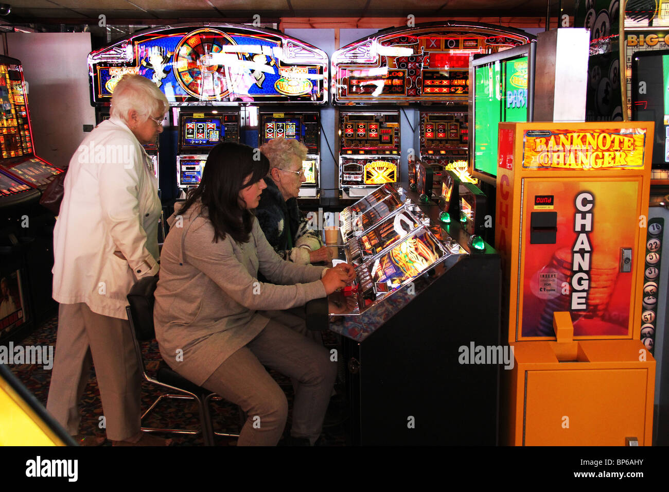 Groupe de femme jouant sur des machines de jeux station balnéaire de jeux électroniques. Banque D'Images