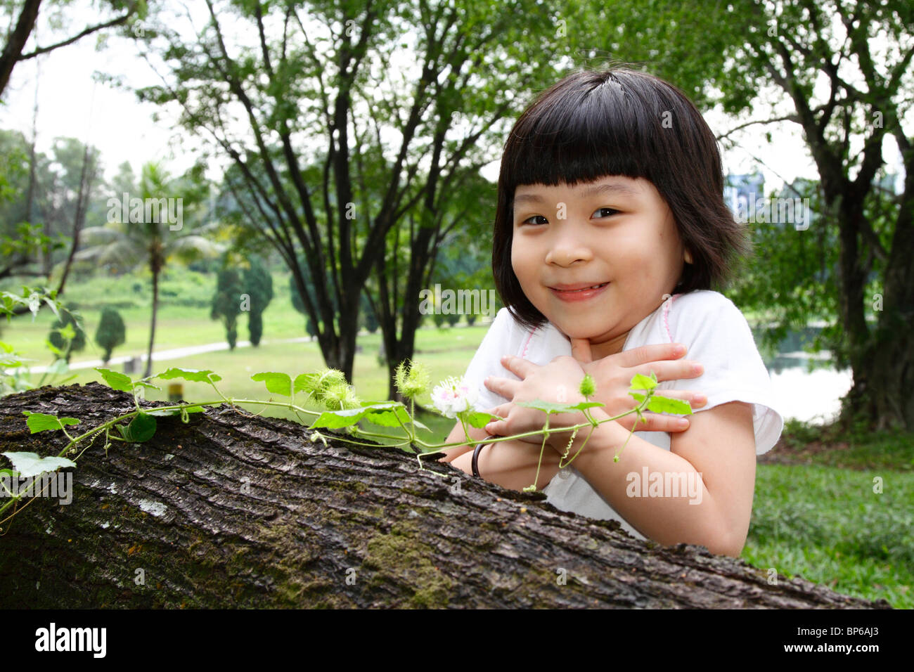 Une fille asiatique et d'une plante rampante Banque D'Images