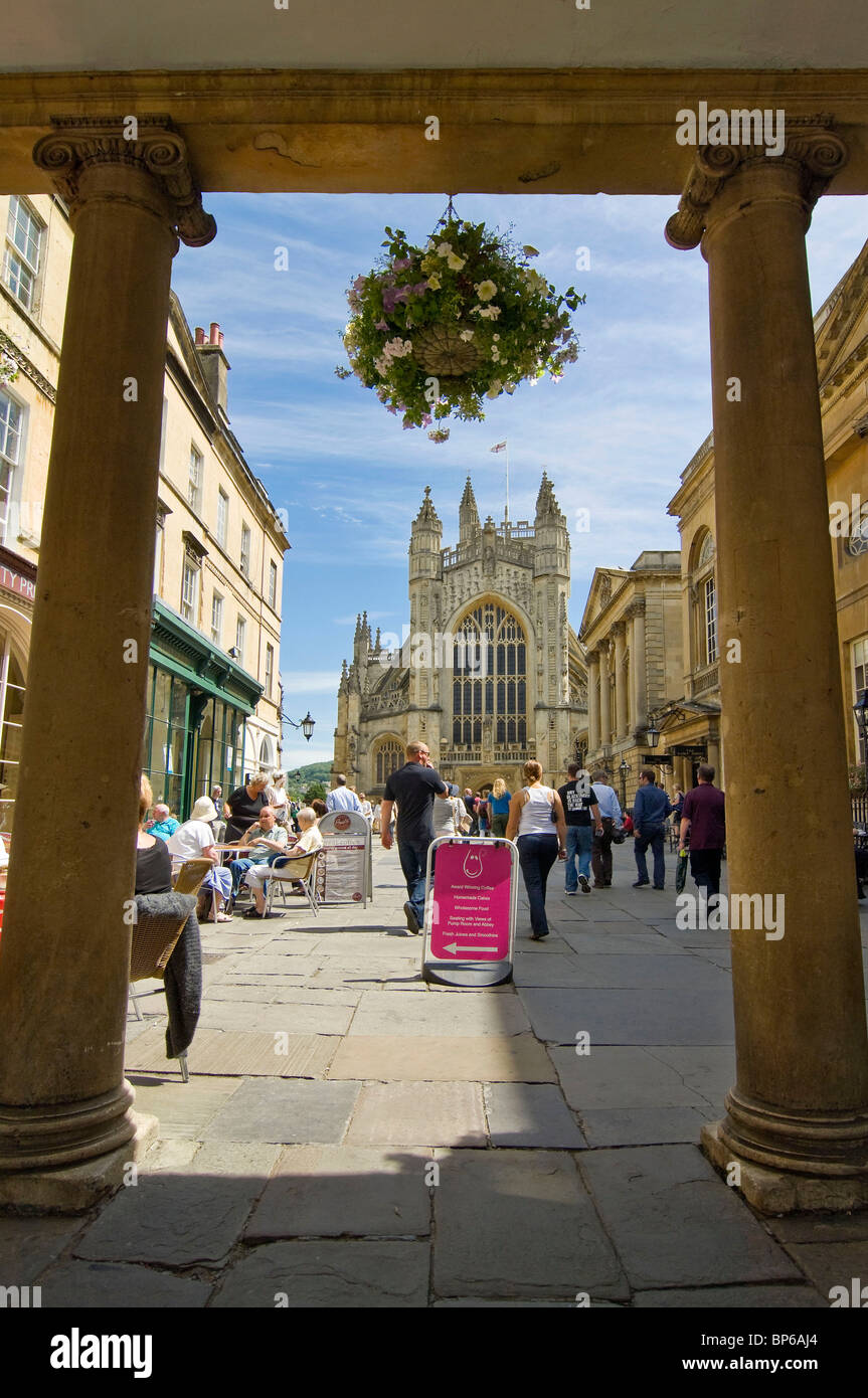 Grand angle vertical de touristes et gens de l'extérieur de l'historique des bains romains et l'abbaye de Bath dans le centre-ville de Bath au soleil Banque D'Images