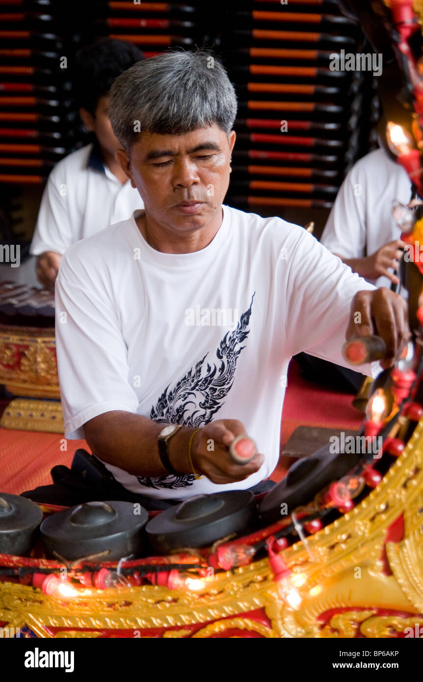 Musician playing Gong Mon, un instrument traditionnel Thaï particulièrement utilisé dans les funérailles Banque D'Images