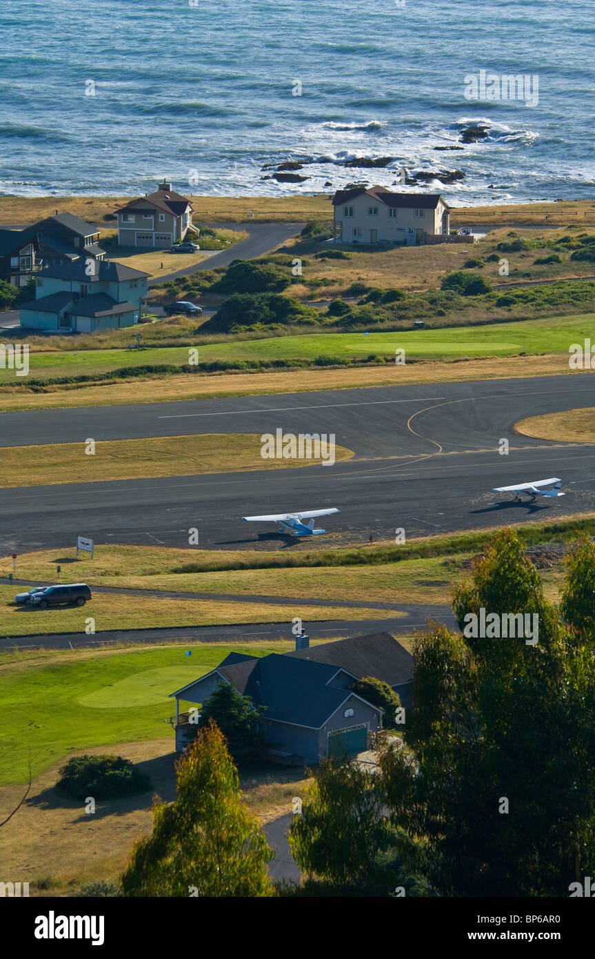 Avion, piste, maisons, et de l'océan at Shelter Cove, sur la côte, perdu le comté de Humboldt, en Californie Banque D'Images