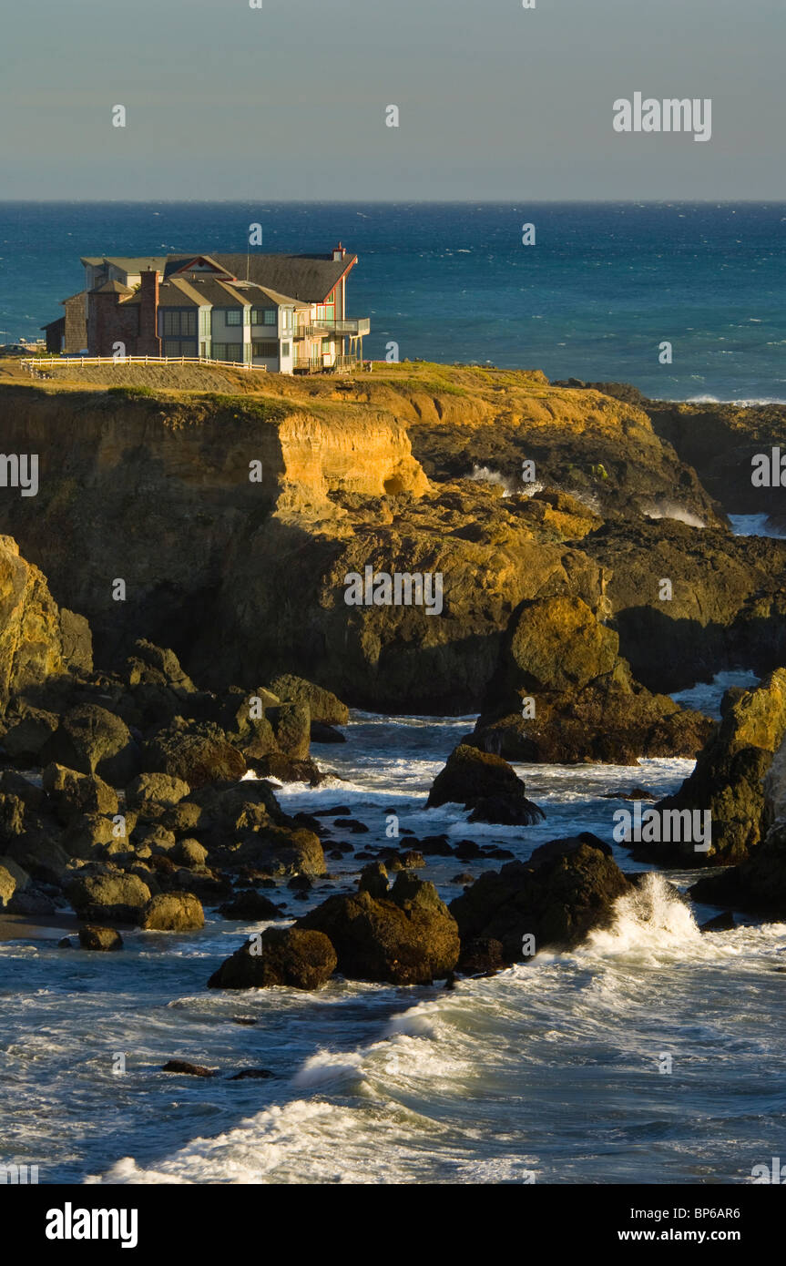 Maisons sur les falaises côtières près de ocean at Shelter Cove, sur la côte, perdu le comté de Humboldt, en Californie Banque D'Images