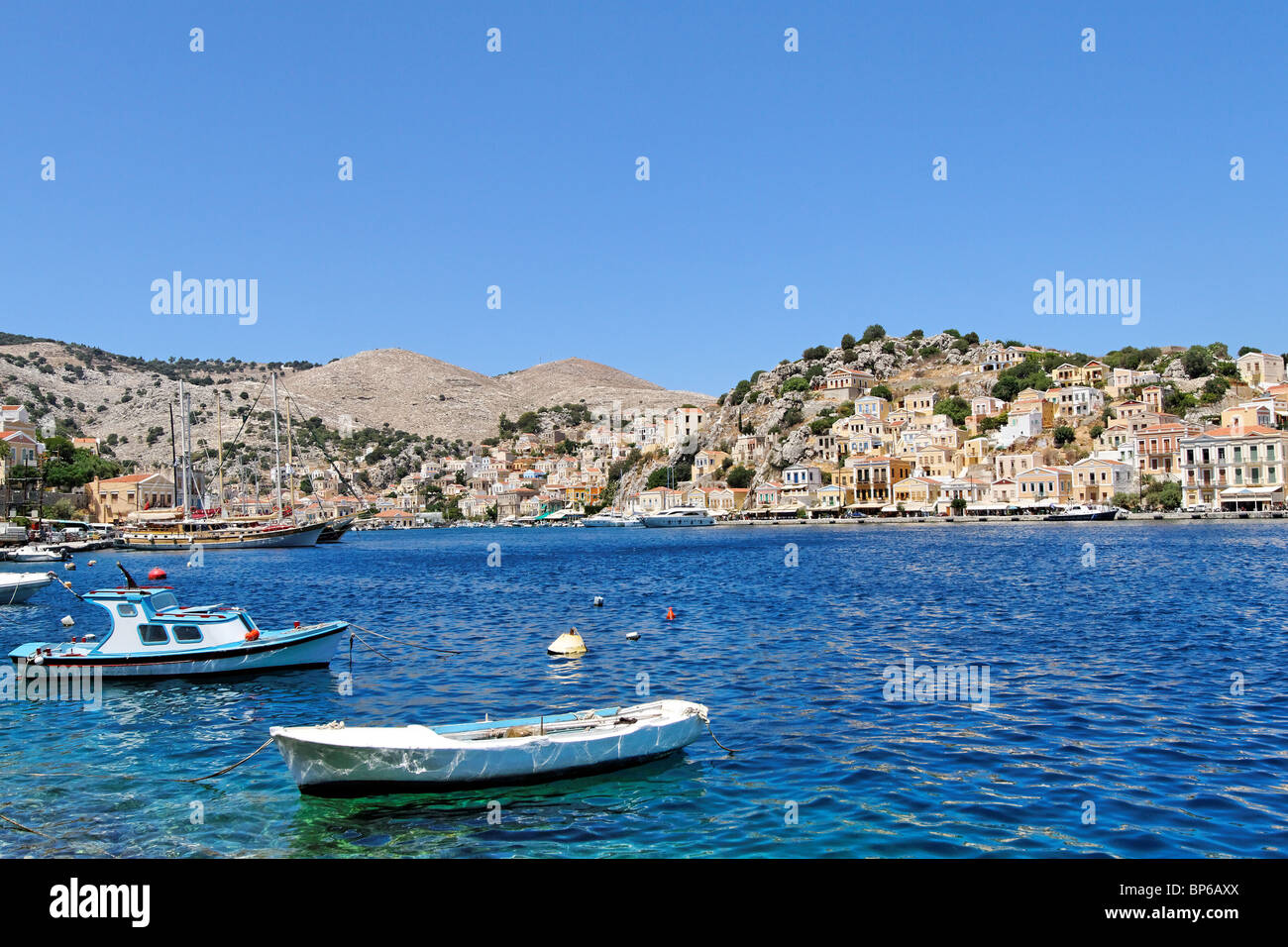 Vue sur le port de l'île de Simi en Grèce Banque D'Images