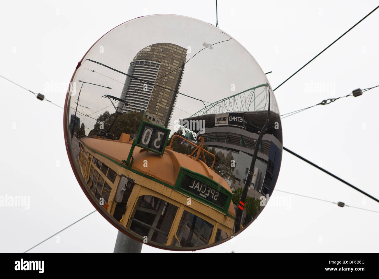 Style ancien tramway de la classe W dans un miroir à Melbourne Banque D'Images
