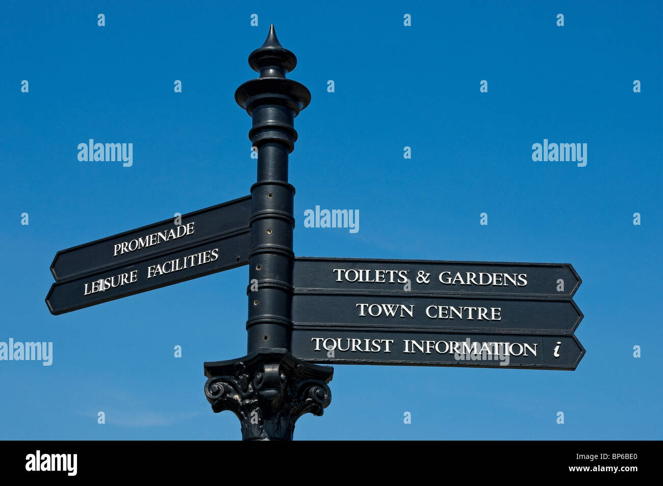 Gros plan du panneau d'information touristique contrastant avec le bleu Sky Grange-over-Sands Cumbria Angleterre Royaume-Uni GB Grande-Bretagne Banque D'Images