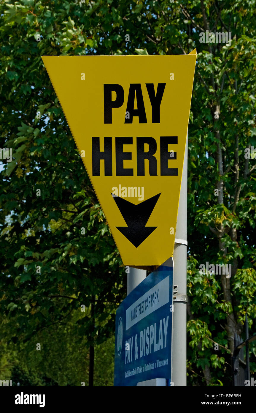 Gros plan de payer et afficher l'enseigne de parking payer ici parking Angleterre Royaume-Uni Grande-Bretagne Banque D'Images Gros plan de payer et afficher l'enseigne de parking payer ici parking Angleterre Royaume-Uni Grande-Bretagne Banque D'Images