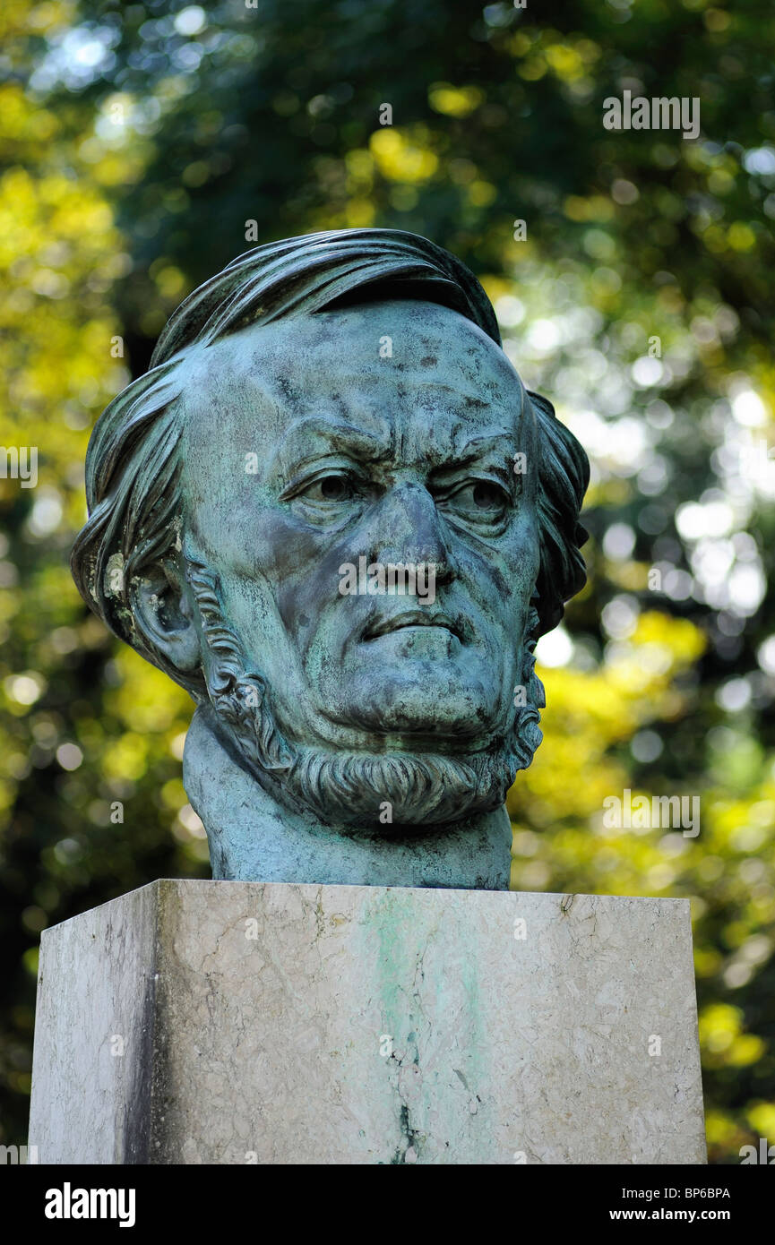 Statue de bronze de la tête de Richard Wagner dans le parc en face de l'Opéra de Richard Wagner au Festival de Bayreuth - Maison la Bayreuth Banque D'Images