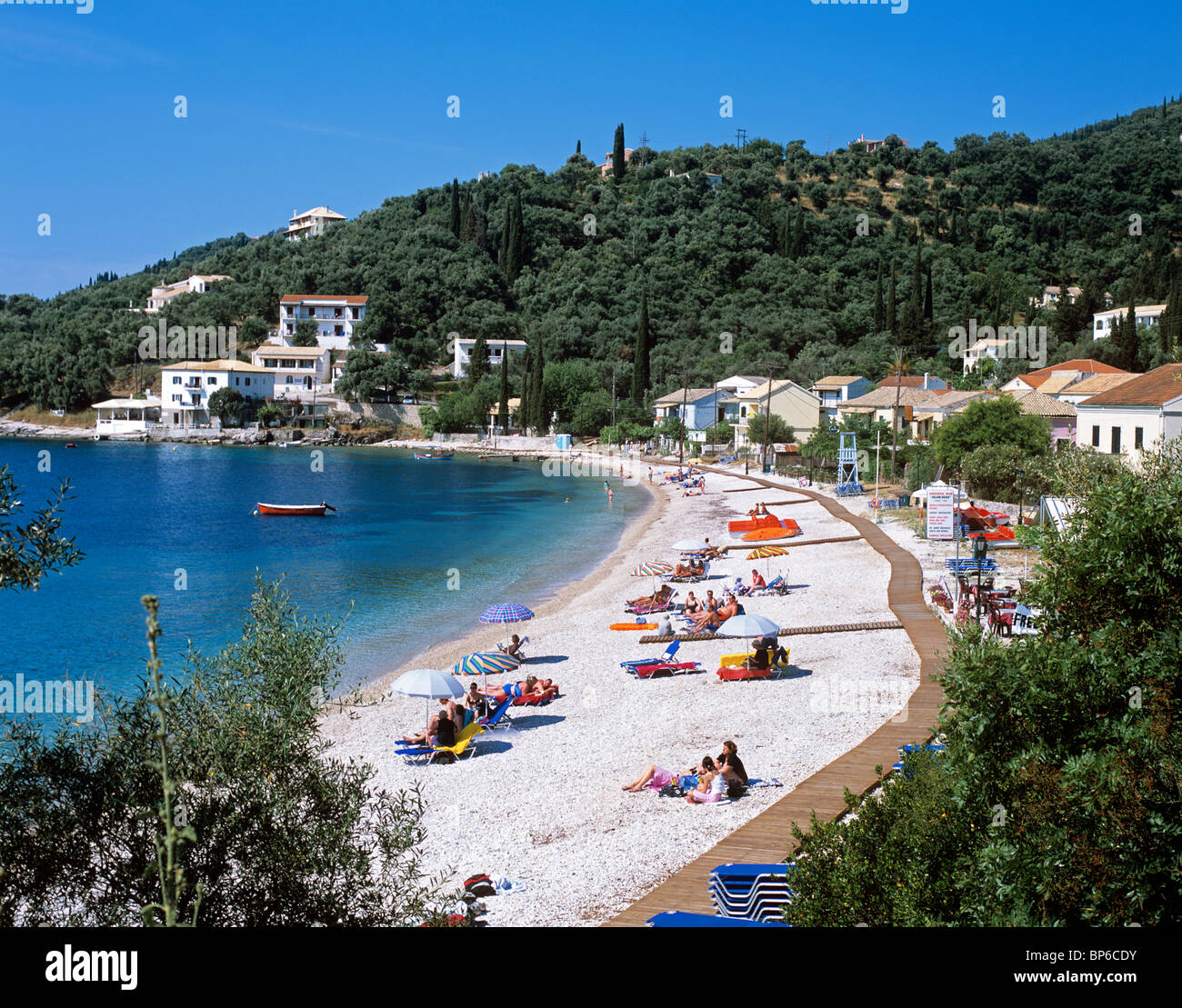 Belle plage à Kalami, une station balnéaire près de Kouloura sur la côte nord-est de Corfou Banque D'Images