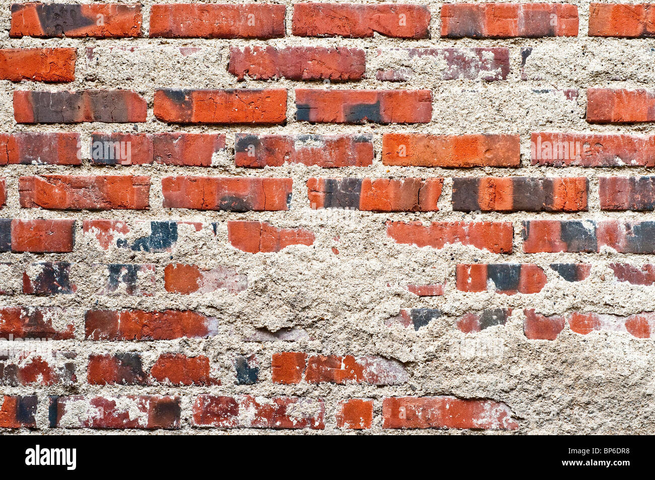 Vieux mur de briques avec la chute de rendu - France. Banque D'Images