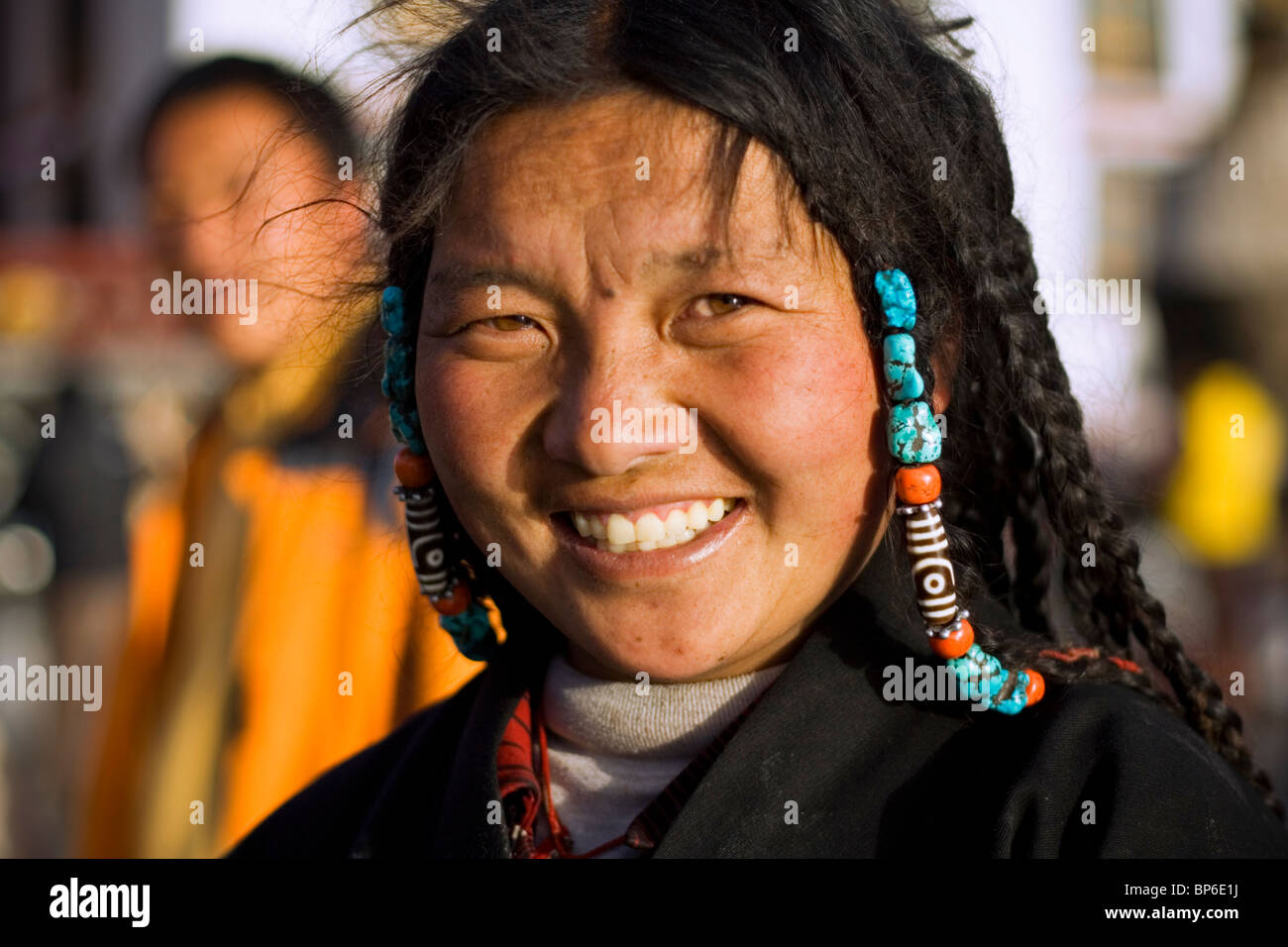 Une jolie femme tibétaine traditionnelle en tête et sourit dans la robe de  cheveux Quartier du Barkhor, Lhassa, Tibet, Chine Photo Stock - Alamy