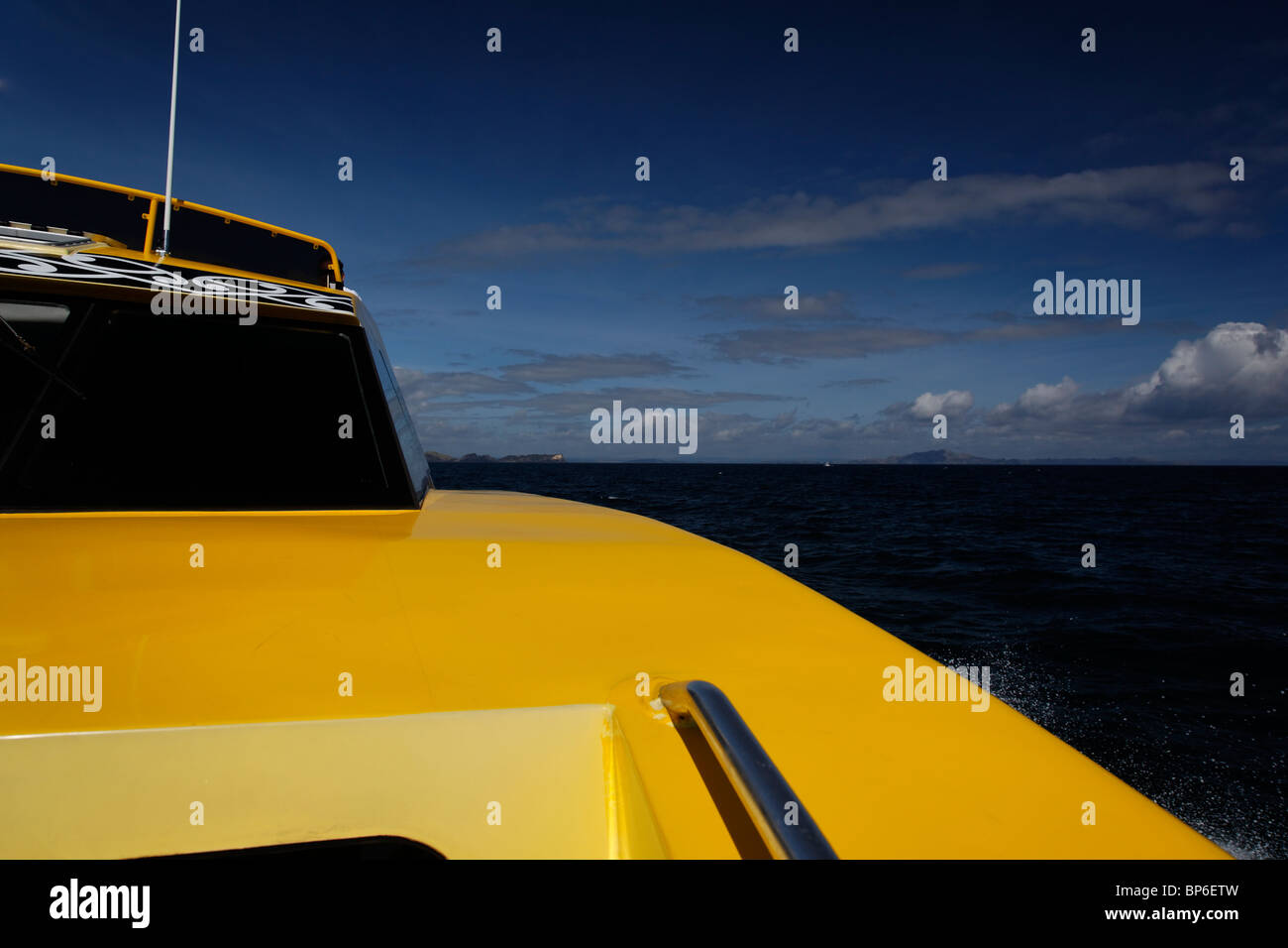 Jaune un bateau touristique sur la Bay of Islands, Nouvelle-Zélande Banque D'Images